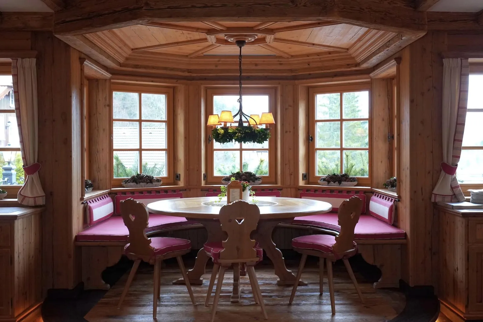 ภายในแบ่งออกเป็นสองส่วนคือห้องที่เรียกว่า Forellenstube และ Buhlbachstube