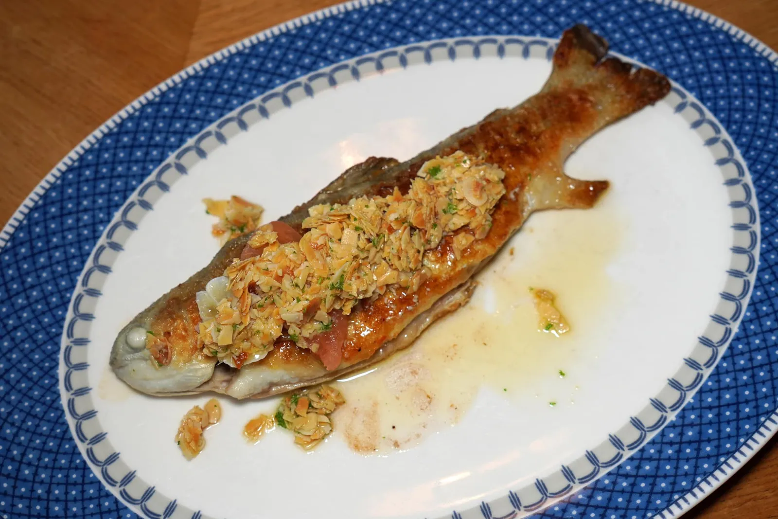 Trout "miller" fried in almond butter (23.5 €) Forellenhof Classics ห้ามพลาดสุดยอดเมนูคลาสสิคประจำร้านอย่างปลาเทร้าต์ทั้งตัวทอดมาในเนยอังมอนด์จนสุกให้สีเหลืองทองและรสชาติหวานกลมกล่อม เชฟใส่ถั่วอัลมอนด์มาช่วยเพิ่มมิติทางเนื้อสัมผัสกับเนื้อปลาดูน่าลิ้มลองมาก ๆ (14/20)