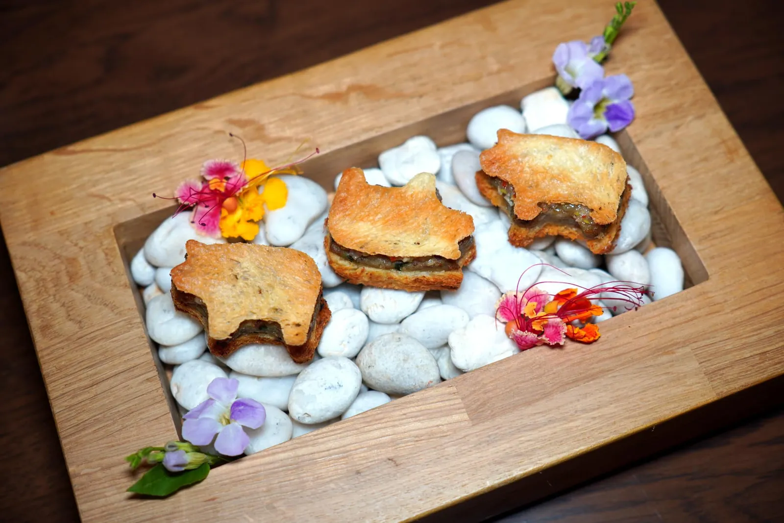 “Ka-nom Bpang Nornnn Muu, ขนมปังน้อนนน หมู” ขนมปังหน้าหมูสูตรพิเศษของทางร้าน ขนมปังบริยอชกรอบ ๆ ที่ทางร้านทำเองแบบไม่อมน้ำมัน ด้านบนท็อปด้วยเนื้อหมูและเบคอนที่ผ่านการรมควันในห้องครัวนานถึง 5 ชั่วโมง (13/20)