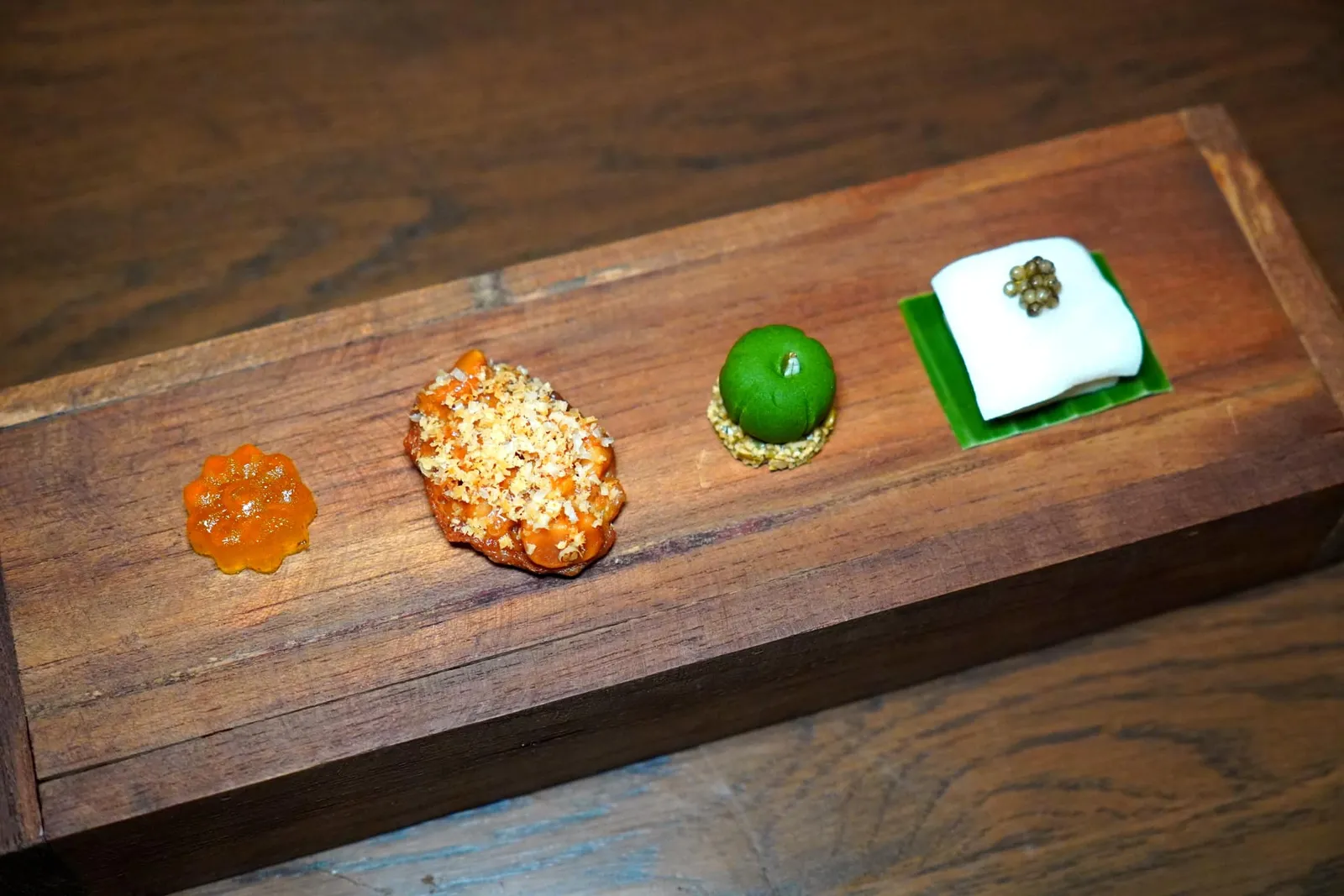 “Petit Four, พอดีคำ 4 อย่าง” มื้ออาหารในวันนี้ปิดท้ายด้วยของหวานจิ๋ว 4 อย่างคือมะยงชิดกวน, ขนมถั่วแมคคาเดเมียทอดท็อปด้วยเนยถั่วแมคคาเดเมีย, ลูกชุบสังขยาฟักทอง และขนมใส่ไส้ ก้านในสอดไส้กระฉีกมะพร้าวอ่อนท็อปด้านบนด้วยโมจิกะทินุ่มหนึบและหัวหินคาเวียร์นั่นเอง