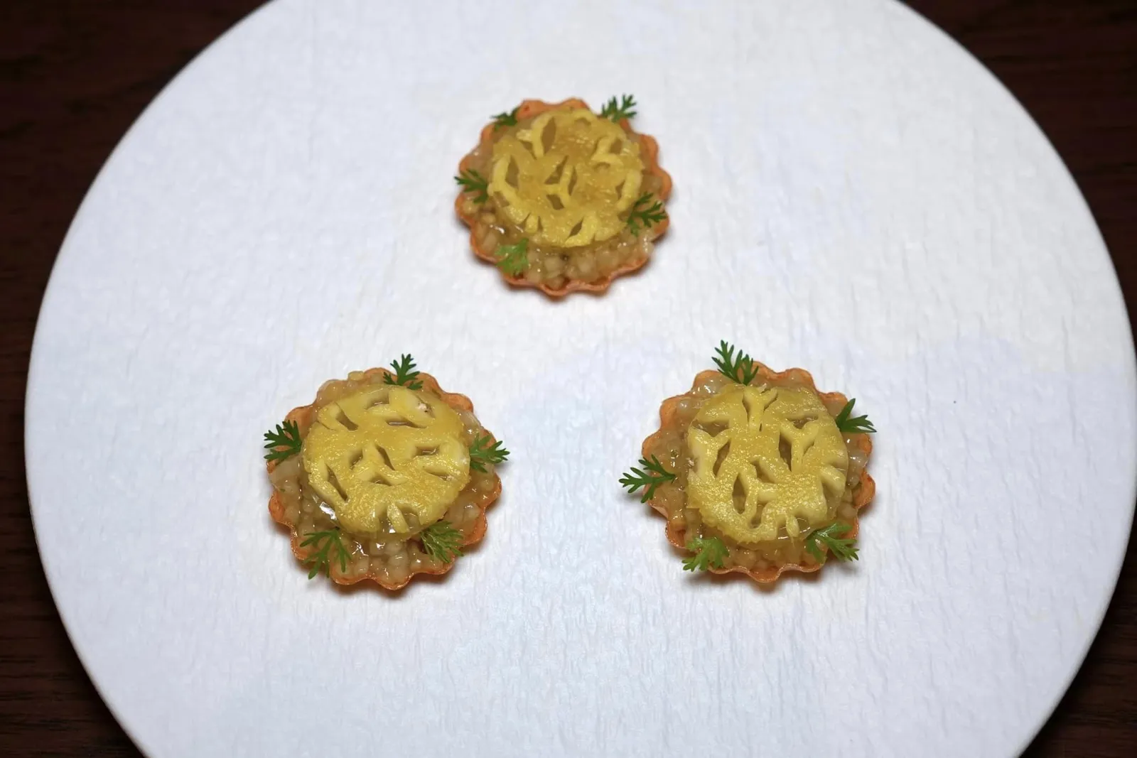 “Ma-Hor, ม้าฮ่อ” ม้าฮ่อเป็น Finger Food ที่ประกอบขึ้นจากสับปะรด 3 ชนิดคือสับปะรดภูเก็ต, สับปะรดภูแล และสับปะรดปัตตาเวียเสิร์ฟมาในรูปแบบของทาร์ต, เจล, เจลลี่ รวมไปถึงแกงสับปะรดให้รสชาติเปรี้ยว วหาน และเนื้อสัมผัสกรอบจับคู่กับอโรมาเฉพาะตัวของใบผักชี ยังมีเครื่องม้าฮ่อที่เตรียมขึ้นมาจากหมูสับนำไปผัดกับกะปิและถั่วลิสงอีกด้วย (15/20)