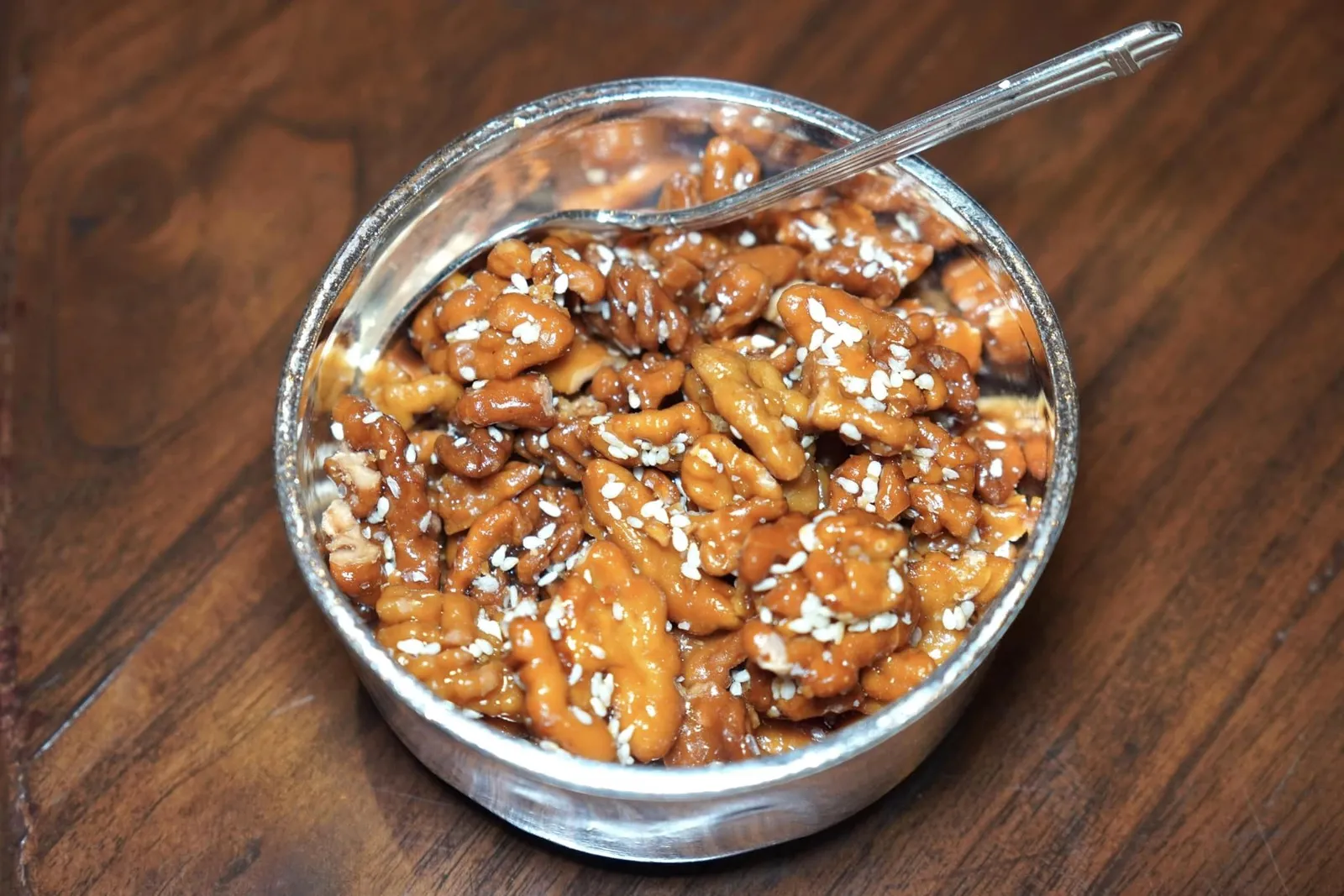 Roasted Walnut ระหว่างรออาหารจะมีถั่ววอลนัทคั่วให้ชิมกันเพลิน ๆ อีกด้วย