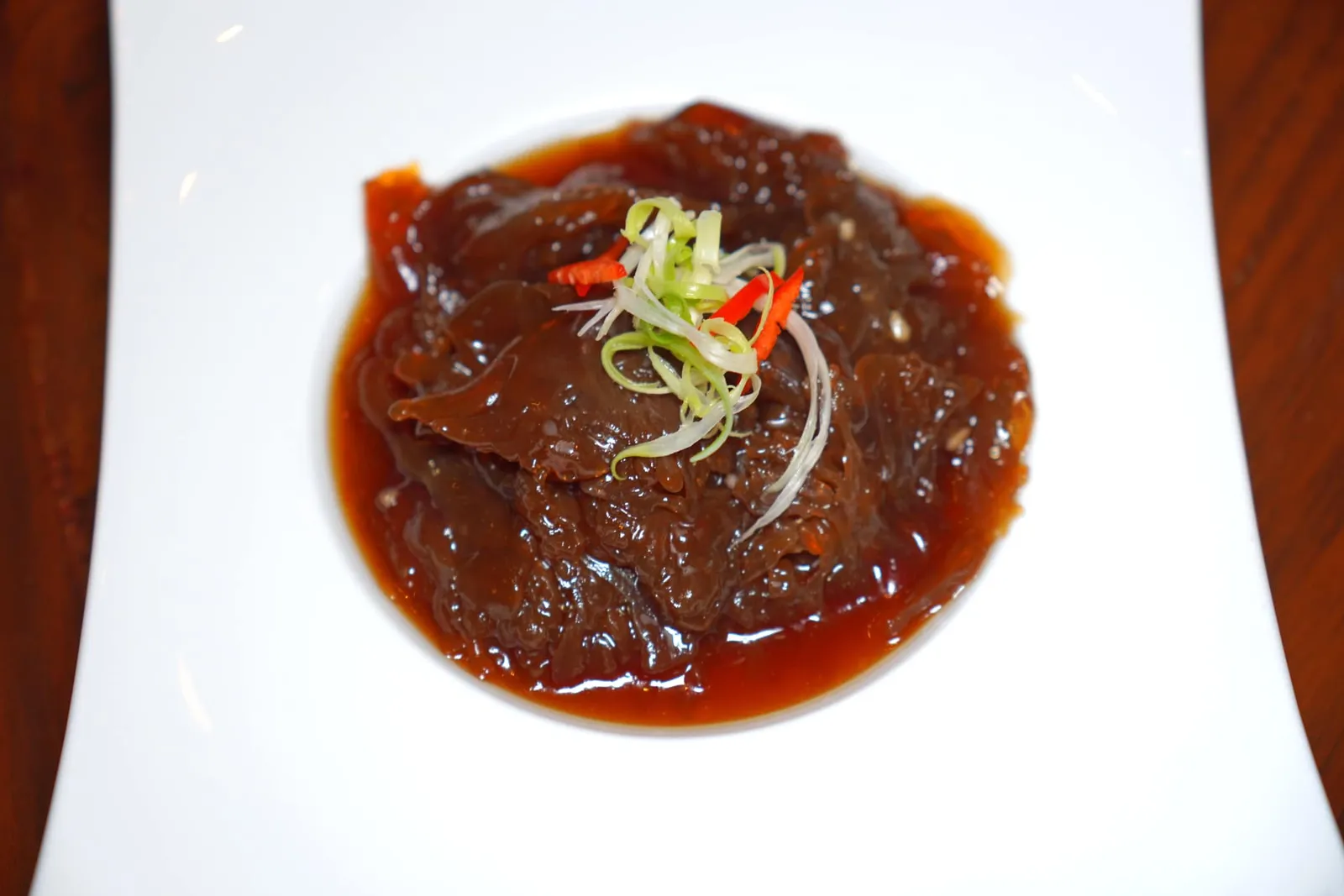 陳醋花椒紅海蜇頭 (168 HKD+) Chilled red jellyfish with black vinegar and Sichuan pepper แมงกะพรุนเย็นเสิร์ฟมาโดยใช้แมงกะพรุนคุณภาพดี เคี้ยวกรอบ ไม่เหนียว เขฟปรุงรสด้วยซีอิ๊วดำและเสริมความเผ็ดจากพริกไทยเสฉวนลงไปให้ชาลิ้นเล็กน้อยด้วย (16/20)