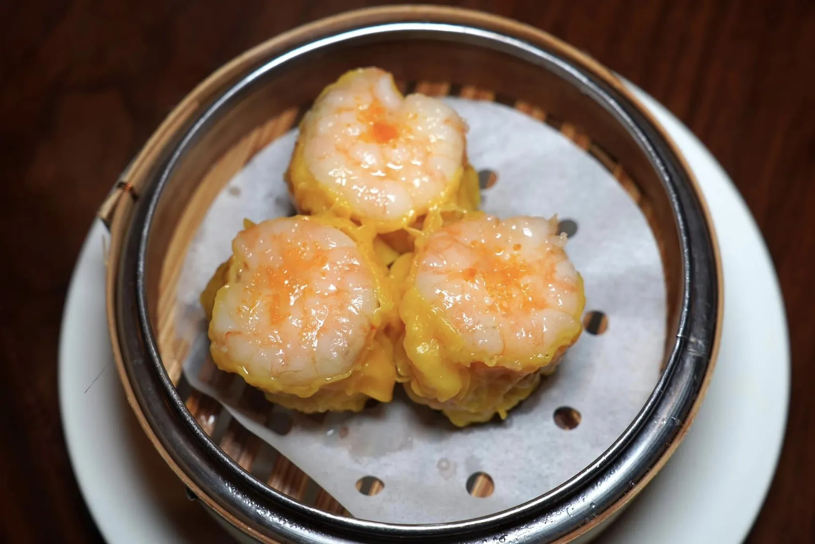 鮮蝦燒賣 (3 件) (102 HKD+) Steamed pork and shrimp dumplings with crab coral and black mushrooms (3 pieces) ห้ามพลาดสุดยอดขนมจีบที่มีบาลานซ์อัตราส่วนของหมูและกุ้งออกมาได้อย่างไร้ที่ติ เมื่อแรกชิมเราสามารถสัมผัสได้ถึงงความนุ่มและเด้งของหมูกุ้งเข้ากันกับกลิ่นหอมของเห็ดและความมันของไข่ปู (17/20)