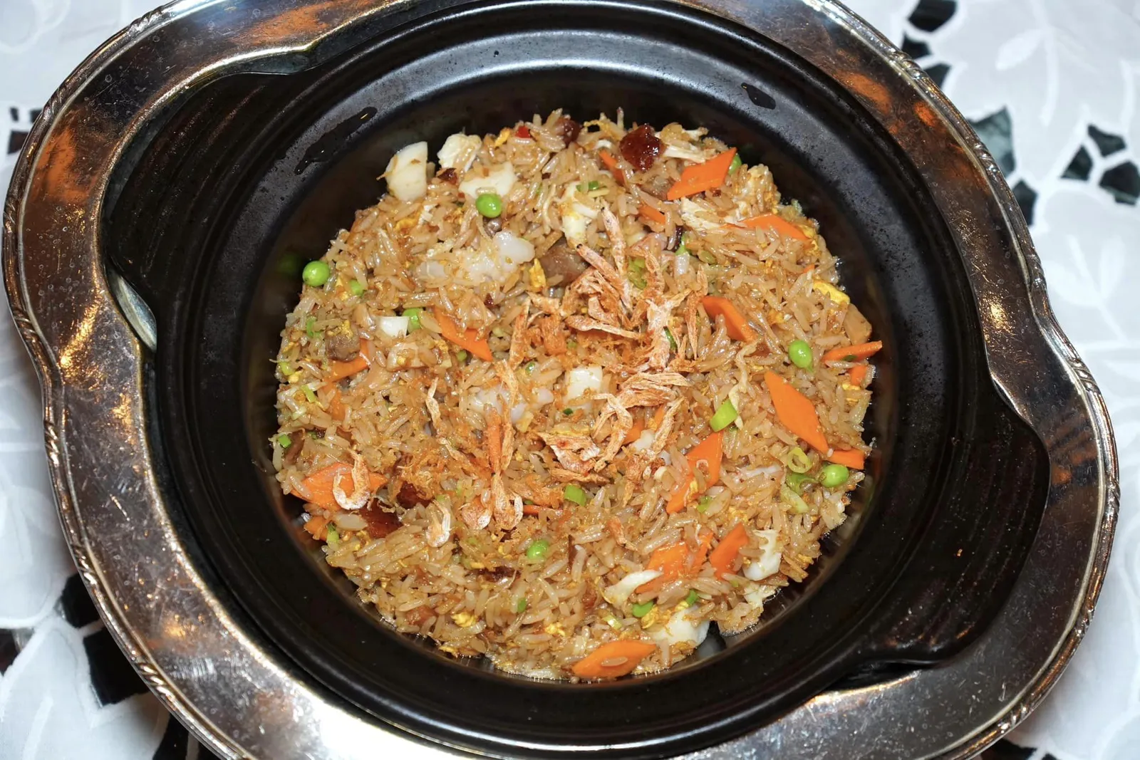 砂鍋嘉麟樓極品炒飯 (398 HKD+) Spring Moon signature fried rice with assorted seafood, roasted goose and XO chilli sauce in a clay pot อีกหนึ่งเมนูที่ดีที่สุดในวันนี้ต้องยกให้กับเมนู Signature Fried Rice ของห้องอาหาร Spring Moon ที่คัดเลือกอาหารทะเลหลายชนิดโดยเฉพาะหอยเชลล์โฮตาเตะนุ่มหวานและกุ้งแห้งกรอบ ๆ รวมไปถึงห่านย่างที่เคี้ยวสู้ฟันผัดกับซอส XO สูตรพิเศษซึ่งเป็นของขึ้นชื่อของร้าน เมล็ดข้าวทั้งหมดมีความร่วนและมีกลิ่นหอมกระทะหรือ Wok Hei ในระดับที่หาใครเทียบได้ยากแม้แต่ห้องอาหารระดับสูงด้วยกัน (18/20)