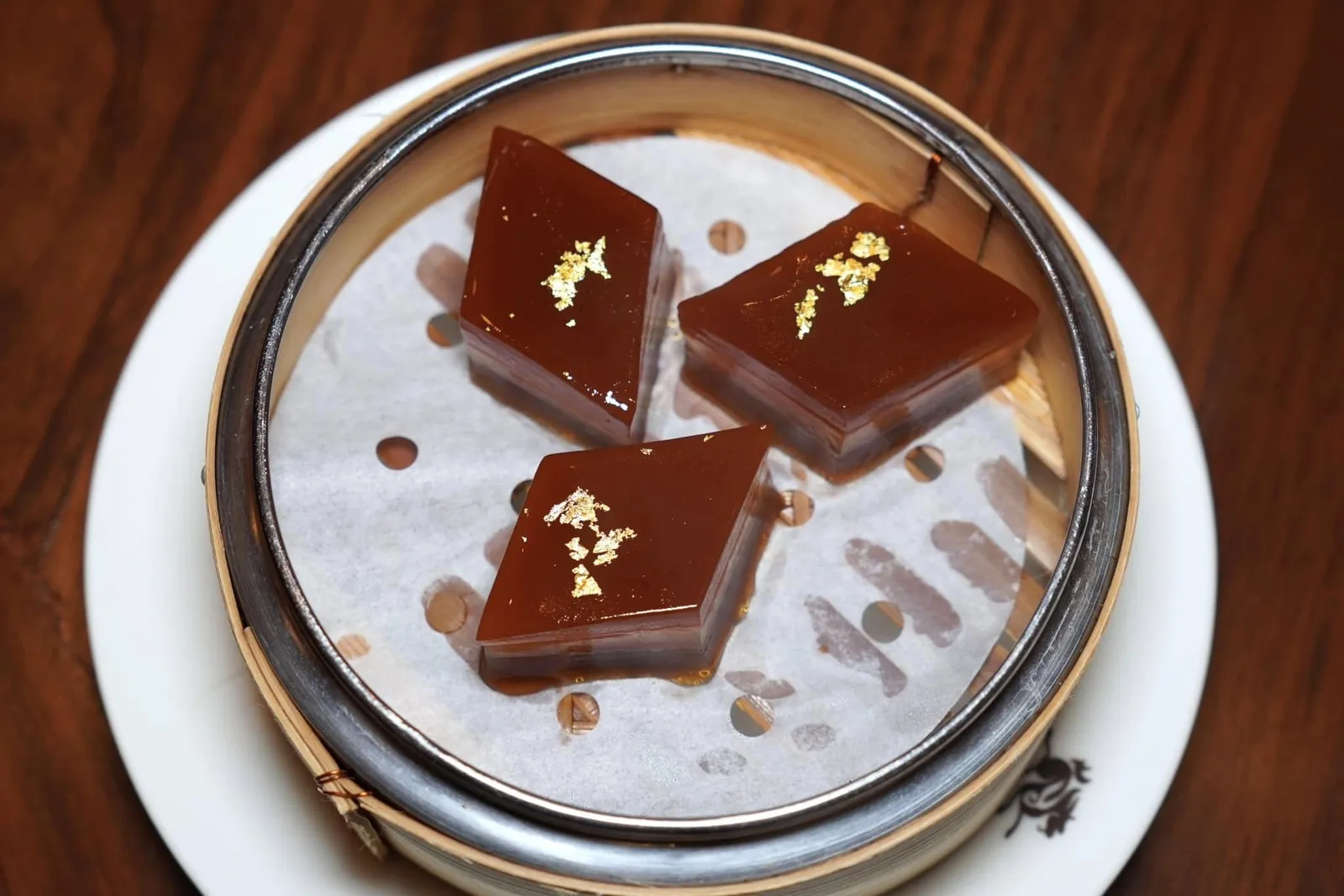 乾清棗皇糕 (98 HKD+) Steamed red date cake flavored with coconut ขนมเค้กนุ่มหนึบที่ได้รสหวานจากพุทราจีน เชฟเสิร์ฟมาอุ่น ๆ ปิดท้ายมื้ออาหารได้อย่างสมบูรณ์แบบ (15/20)