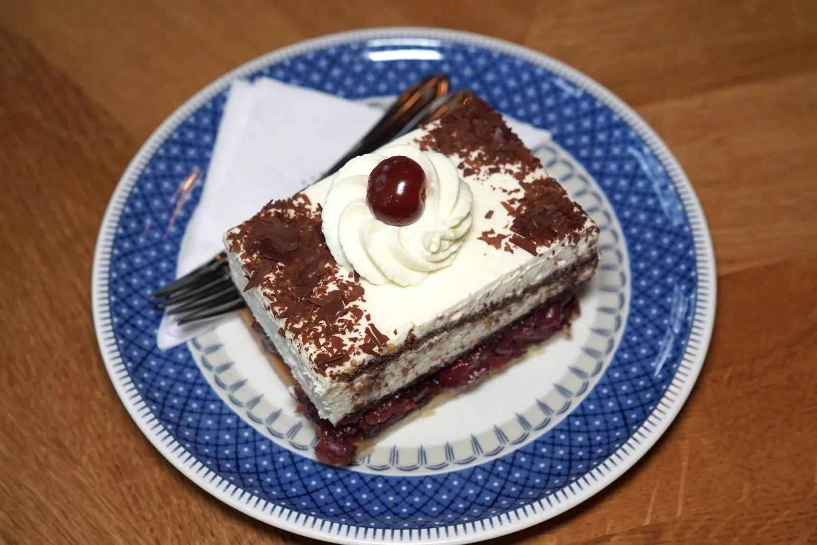 Black Forest Cherry Tart (4.5 €) ปิดท้ายด้วยเมนูเค้ก Black Forest คลาสสิคที่มีความหอม มัน ครีมมี่ เสริมด้วยรสเและกลิ่นเฉพาะตัวของเชอร์รี่ฉ่ำ ๆ ได้อย่างพอเหมาะ (14/20)