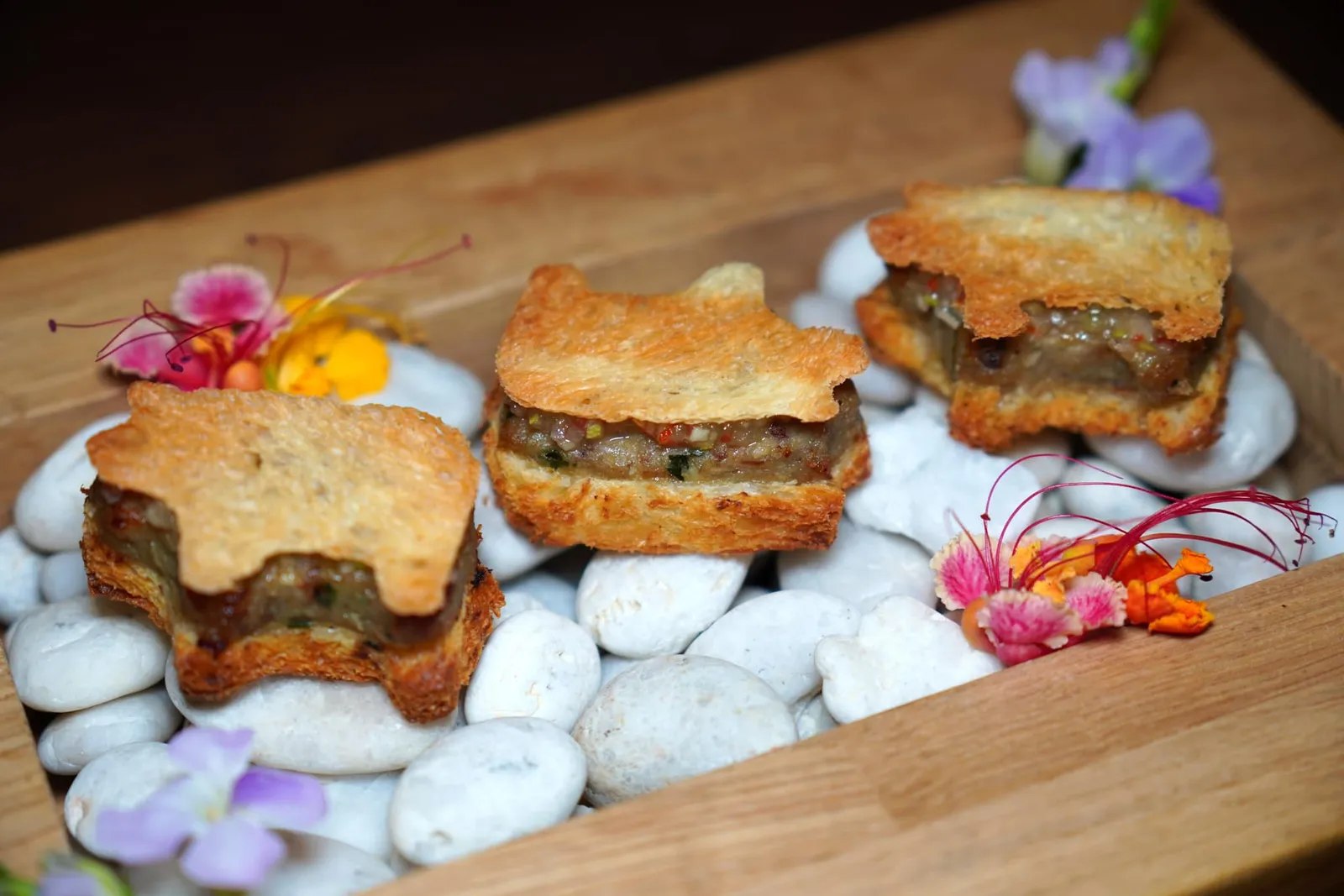 “Ka-nom Bpang Nornnn Muu, ขนมปังน้อนนน หมู” ยังมีอาจาดที่ทางร้านเตรียมขึ้นมาเองจากเจลแตงกวา ด้านบนคือครูตองกรอบ ๆ ขึ้นรูปเป็นน้อนนนหมูช่วยเพิ่มมิติทางเนื้อสัมผัส (13/20)