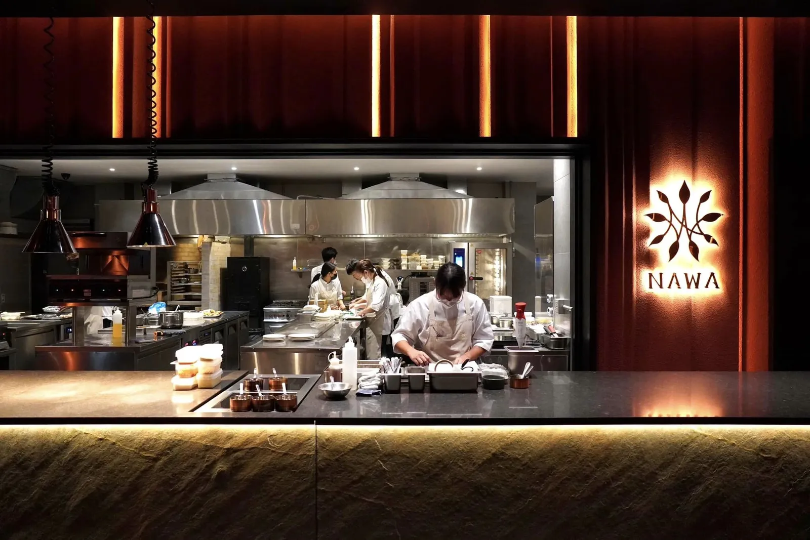 ห้องรับประทานอาหารหลักโดดเด่นด้วยครัวเปิดขนาดใหญ่กินพื้นที่เกือบครึ่งหนึ่งของตัวร้าน