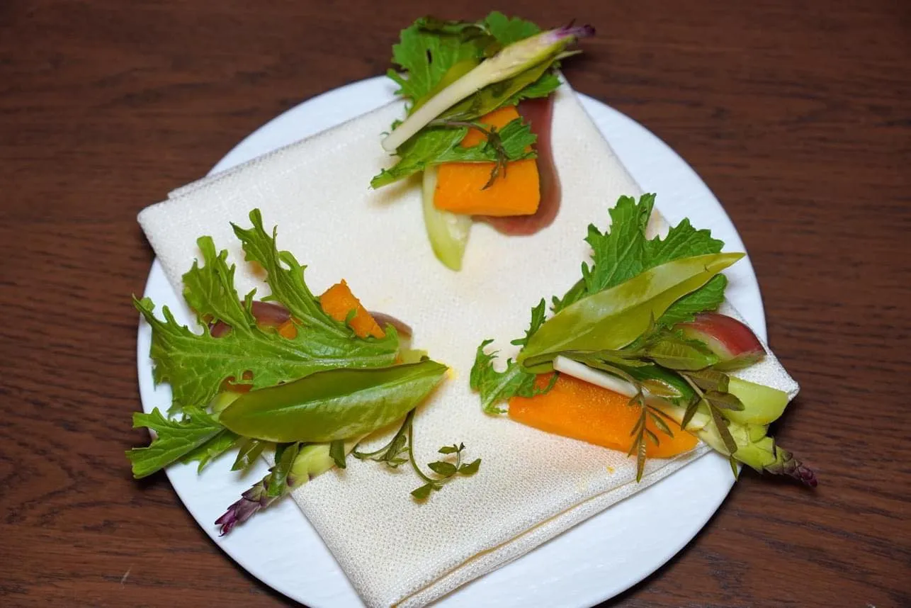 “Blue Crab Relish, น้ำพริกปูม้า” คอร์สนี้เชฟแนะนำให้รับประทานกับผักและผลไม้แนมประจำวัน (15/20)
