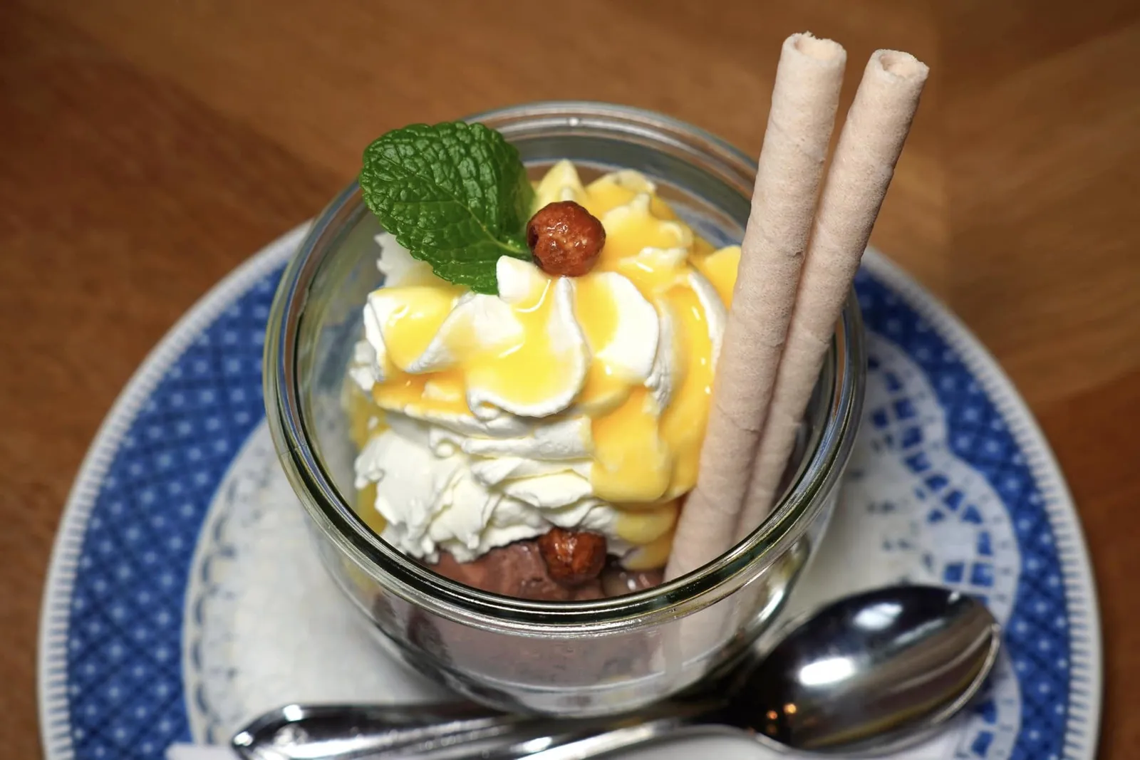 Forellenhof sundae with vanilla and chocolate ice-cream (8.5 €) caramelized hazelnuts and eggnog ไอศกรีมซันเดย์สูตรพิเศษประจำร้านมีทั้งรสชาติวานิลลาและช็อกโกแลต เชฟใส่ถั่ว าเซลนัทคั่วลงไปด้วยก่อนจะท็อปด้วยวิปปิ้งครีมและ Eggnog ที่ด้านบน (13/20)