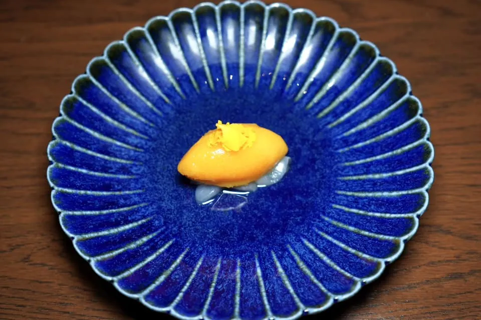“Cape Gooseberry & Jasmine, ระฆังทองลอยแก้ว” ล้างปากด้วยเมนูระฆังทองลอยแก้วโดยเชฟเลือกใช้มะยงชิดนำมาทำเป็นซอร์เบท์ช่วยเรียกความสดชื่น ด้านล่างรองด้วยเนื้อลิ้นจี่สด ๆ นุ่มหวาน รอบ ๆ คือน้ำเชื่อมมะยงชิดที่เสริมด้วยกลิ่นหอมของน้ำลอยดอกมะลิลงไปเข้ากันดีมาก ๆ (14/20)