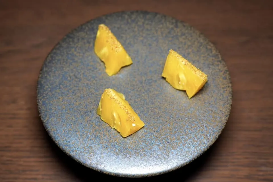 “Phulae Pineapple, สับปะรดภูแล” สับปะรดภูแลที่ผ่านการ Compressed กับน้ำสับปะรดย่างเพื่อเพิ่มมิติทางรสชาติและกลิ่นหอมของการรมควัน ด้านบนท็อปด้วยพริกกะเกลืออย่างลพบุรีที่มีส่วนผสมของมะกรูด กระเทียม และมะแขว่นนั่นเอง (14/20)