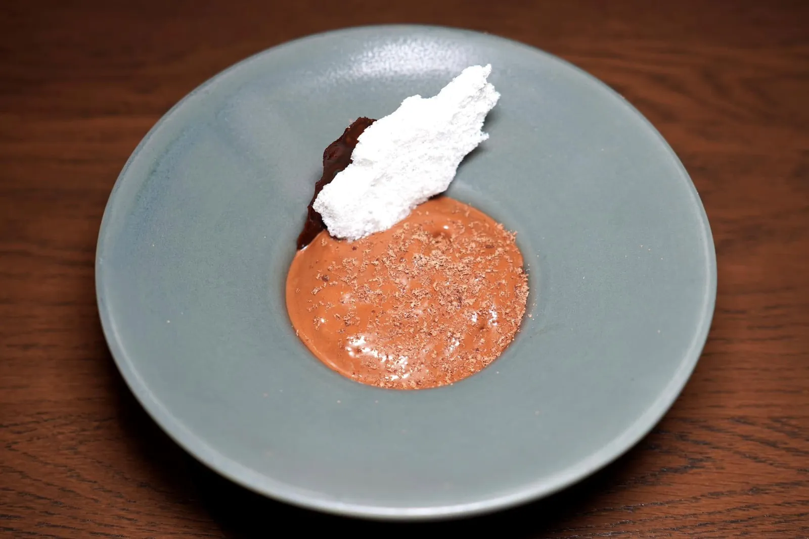 “Chantaburi Chocolate, ช็อกโกแลต จันทบุรี” ปิดท้ายด้วยของหวานที่อาศัยช็อกโกแลตของประเทศไทยจากจังหวัดจันทบุรีนำเสนอมาในรูปแบบมูสเข้มข้น ด้านล่างรองด้วยองค์ประกอบของกล้วยรสหวานตัดกันกับความเปรี้ยวของช็อกโกแลตได้อย่างลงตัว ด้านบนท็อปด้วยแผ่นโรตีกรอบและคุกกี้ช็อกโกแลตชิปส์ ยังมีองค์ประกอบของ Tuile กรอบ ๆ ที่เตรียมมาจากช็อกโกแลตจันทบุรีเช่นกัน (15/20)