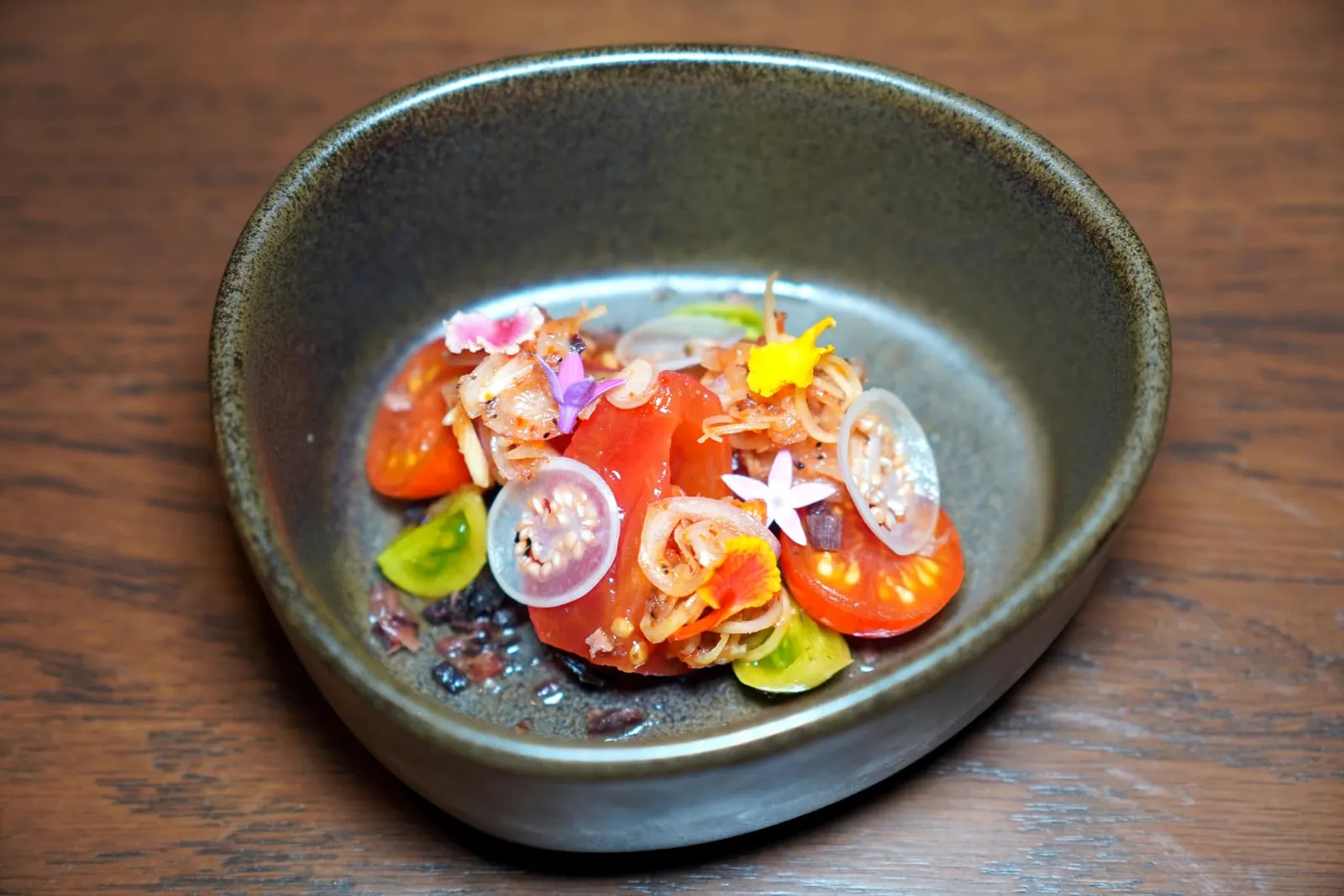 “Yum of Local Tomatoes, ยำมะเขือเทศ” ตัดรสชาติจัดจ้านด้วยยำมะเขือเทศท้องถิ่นของไทยหลากหลายชนิดที่เชฟนำไป Compressed กับ Tomato Syrup เพื่อเพิ่มความเข้มข้นทางรสชาติ นอกจากนี้ยังมีน้ำยำที่เตรียมขึ้นมาจากเคยสดและขิงดอง ยังมีองค์ประกอบของปลาทูน่ารมควันช่วยเพิ่มอโรมาหอม ๆ ให้กับจาน (14/20)