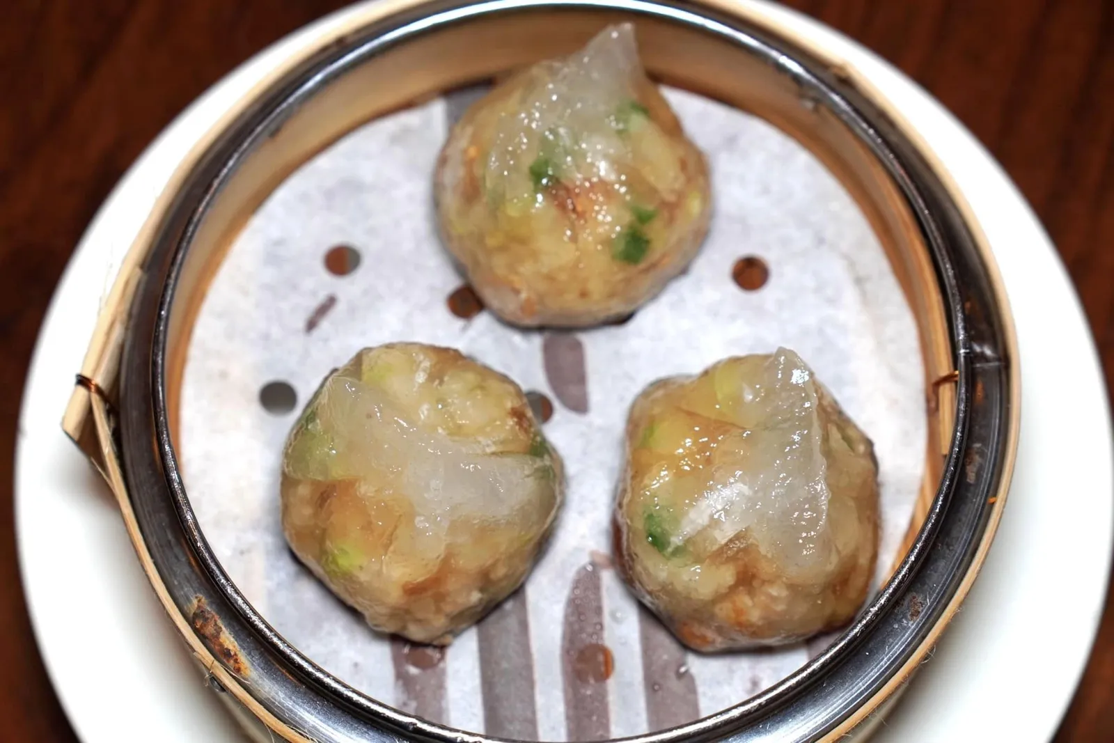 潮州粉果 (3 件) (96 HKD+) Steamed pork dumplings with dried shrimps, chive, yam bean, preserved vegetable and peanut (3 pieces) เกี๊ยวที่เชฟเตรียมเนื้อสัมผัสออกมาได้นุ่มหนึบ ด้านในมีโปรตีนหลักเป็นเนื้อหมูผสมผสานกันกับกุ้งแห้ง ต้นหอม ผักดอง และถั่วลิสง (16/20)