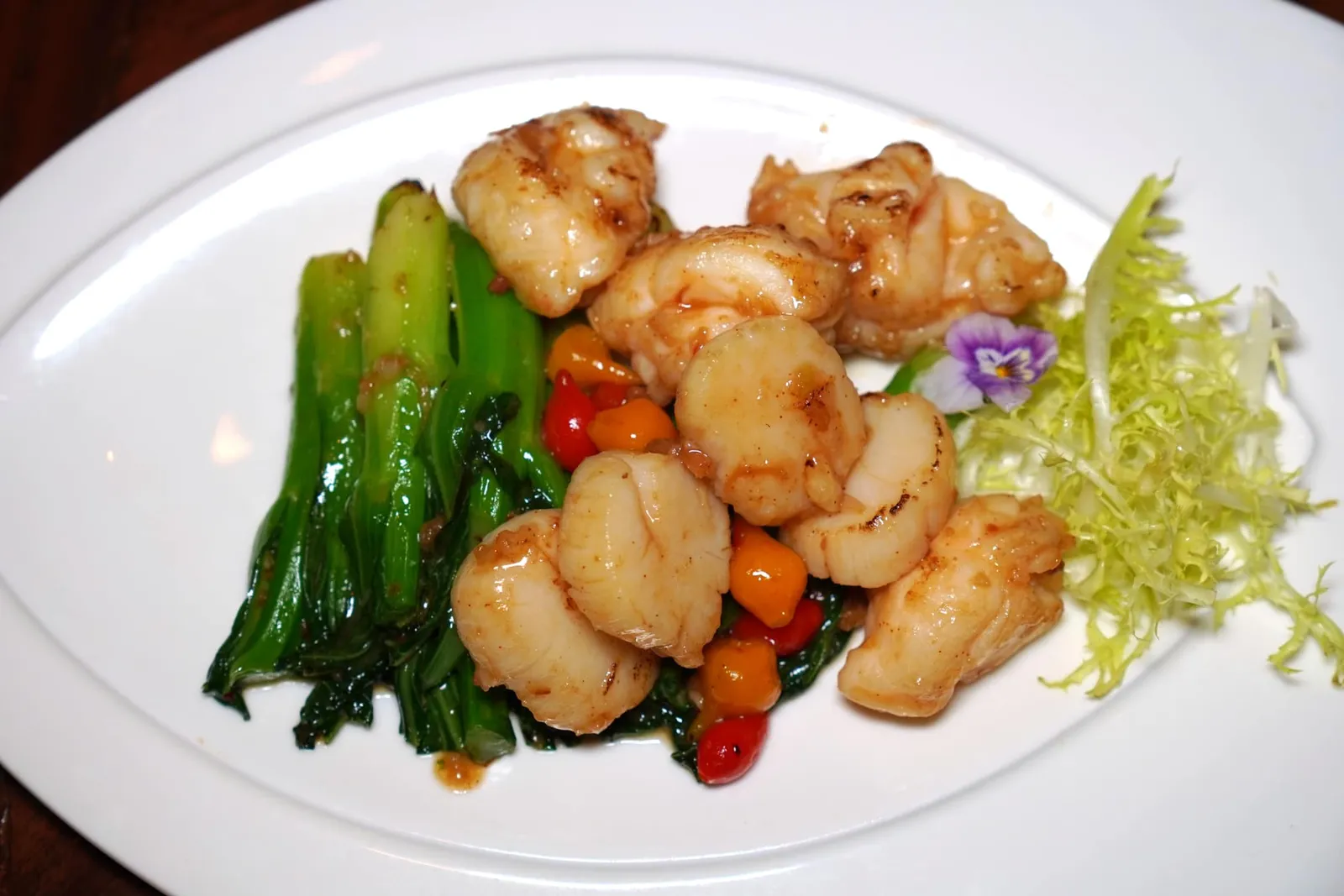 XO醬爆龍蝦球帶孑 (988 HKD+) Wok-seared lobster and scallop with XO sauce หนึ่งในเมนูขึ้นชื่อประจำร้านคือเนื้อกุ้งล็อบสเตอร์และหอยเชลล์โฮตาเตะจากจังหวัดฮอกไกโด เชฟนำไปผัดกับซอส XO สูตรพิเศษจนเข้าเนื้อและมีกลิ่นหอมกระทะชัดเจนเสิร์ฟมาคู่กับคะน้าฮ่องกงกรอบ ๆ ตัดรสด้วยความเปรี้ยวจากผลโกลจิเบอร์รี่ อย่างไรก็ตามด้วยราคาที่ค่อนข้างสูงอาจต้องพิจารณาเรื่องความคุ้มค่าดูสักนิด (15/20)