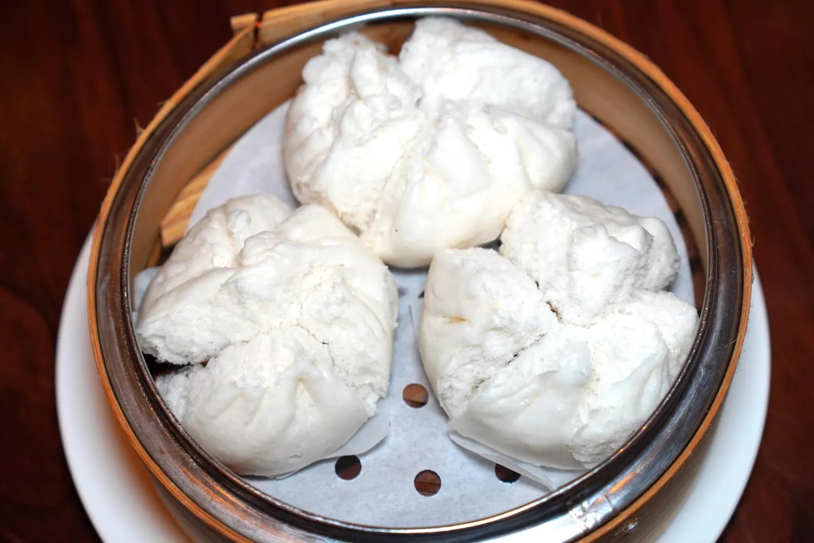 匈牙利鬈毛豬叉燒包 (3 件) (96 HKD+) Steamed barbecued Hungarian mangalica pork buns (3 pieces) ซาลาเปานึ่งแป้งนุ่มฟู ด้านในเป็นหมูแดงที่เตรียมขึ้นมาจากเนื้อมหูสายพันธุ์ Mangalica จากประเทศฮังการีทำมห้มีความนุ่มละมุนกว่าเนื้อหมูทั่ว ๆ ไป ทั้งยังให้รสชาติหวานและกลิ่นหอมที่ลงตัวอีกด้วย (16/20)