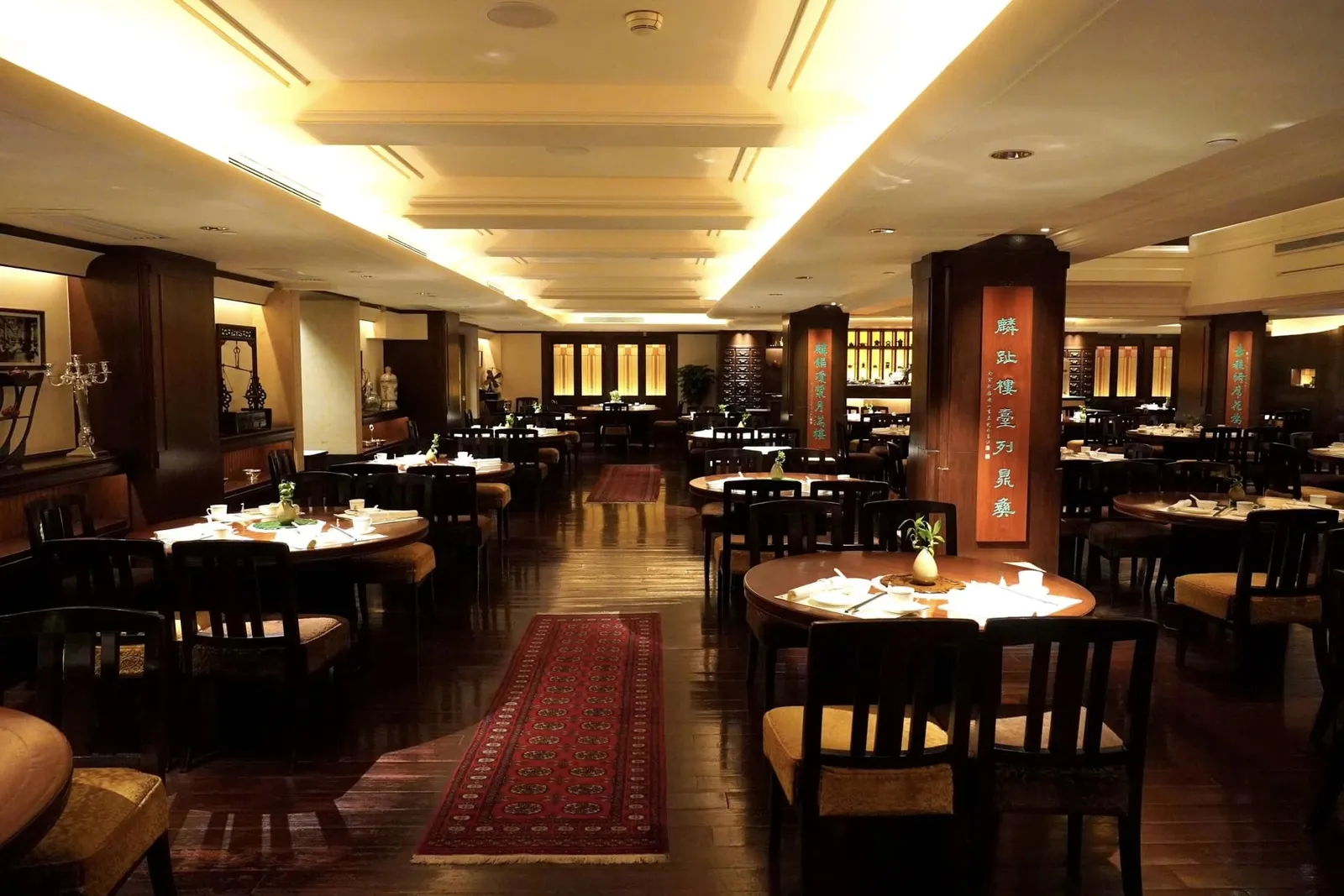 ตัวร้านเริ่มต้นสั่งสมชื่อเสียงและปรับเปลี่ยนมาเป็นห้องอาหาร Spring Moon (嘉麟楼) ในปี 1986