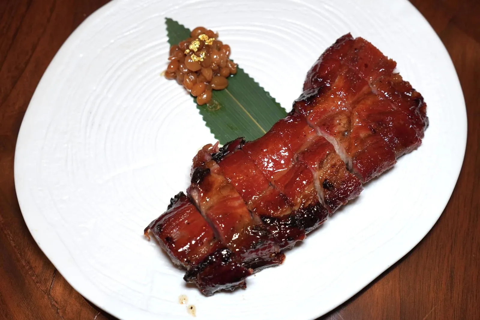 果木煙燻匈牙利鬆毛豬叉燒 (每日限量供應) (458 HKD+) Smoked barbecued Hungarian mangalica pork with honey (daily limited supply) สำหรับจาน À La Carte เราขอแนะนำหมูแดงที่ใช้เนื้อหมูสายพันธุ์ Mangalica จากประเทศฮังการีนำไปรมควันจนได้รสชาติที่เข้มข้น มีกลิ่นหอม ในขณะที่เนื้อหมูยังคงนุ่มและฉ่ำอยู่มาก เมื่อผสมผสานเข้นกันกับความหวานของน้ำผึ้งพบว่าเข้ากันอย่างไร้ที่ติ (16/20)