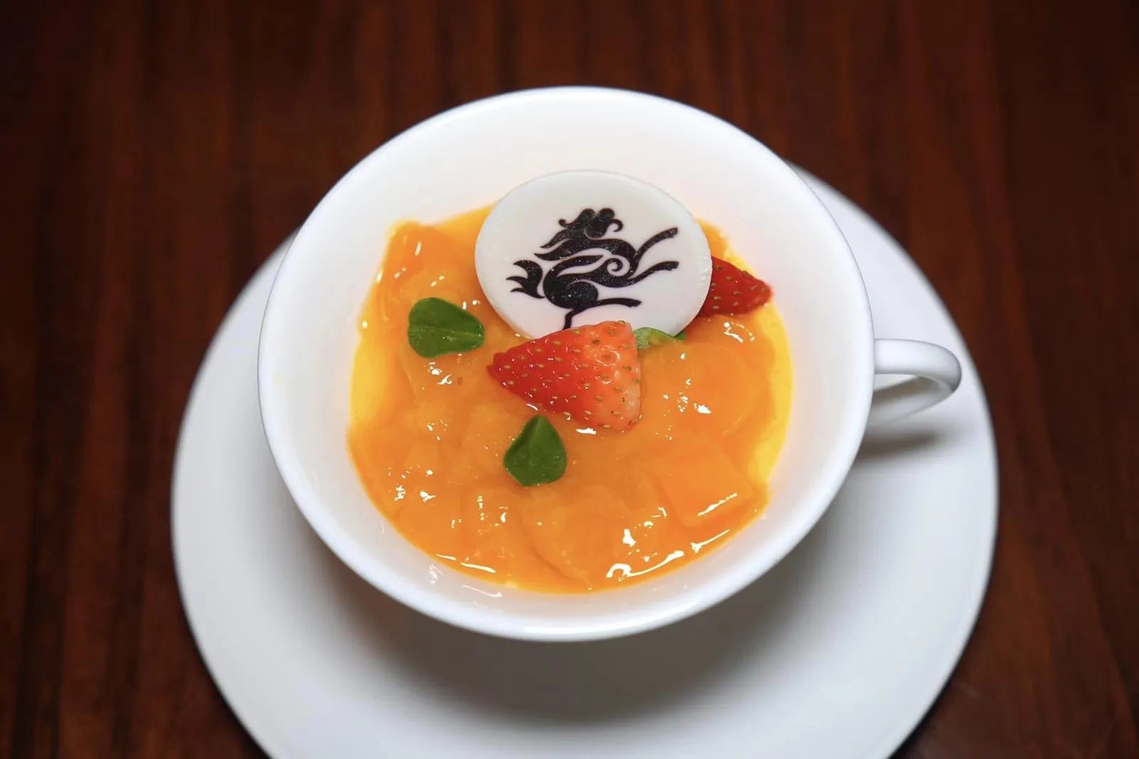 馳名香芒凍布甸 (88 HKD+) Chilled Mango Pudding ของหวานจานแรกคือพุดดิ้งมะม่วงสุกนุ่ม ๆ รสชาติหวานอร่อยตกแต่งด้านบนด้วยผลสตรอว์เบอร์รี่ (15/20)