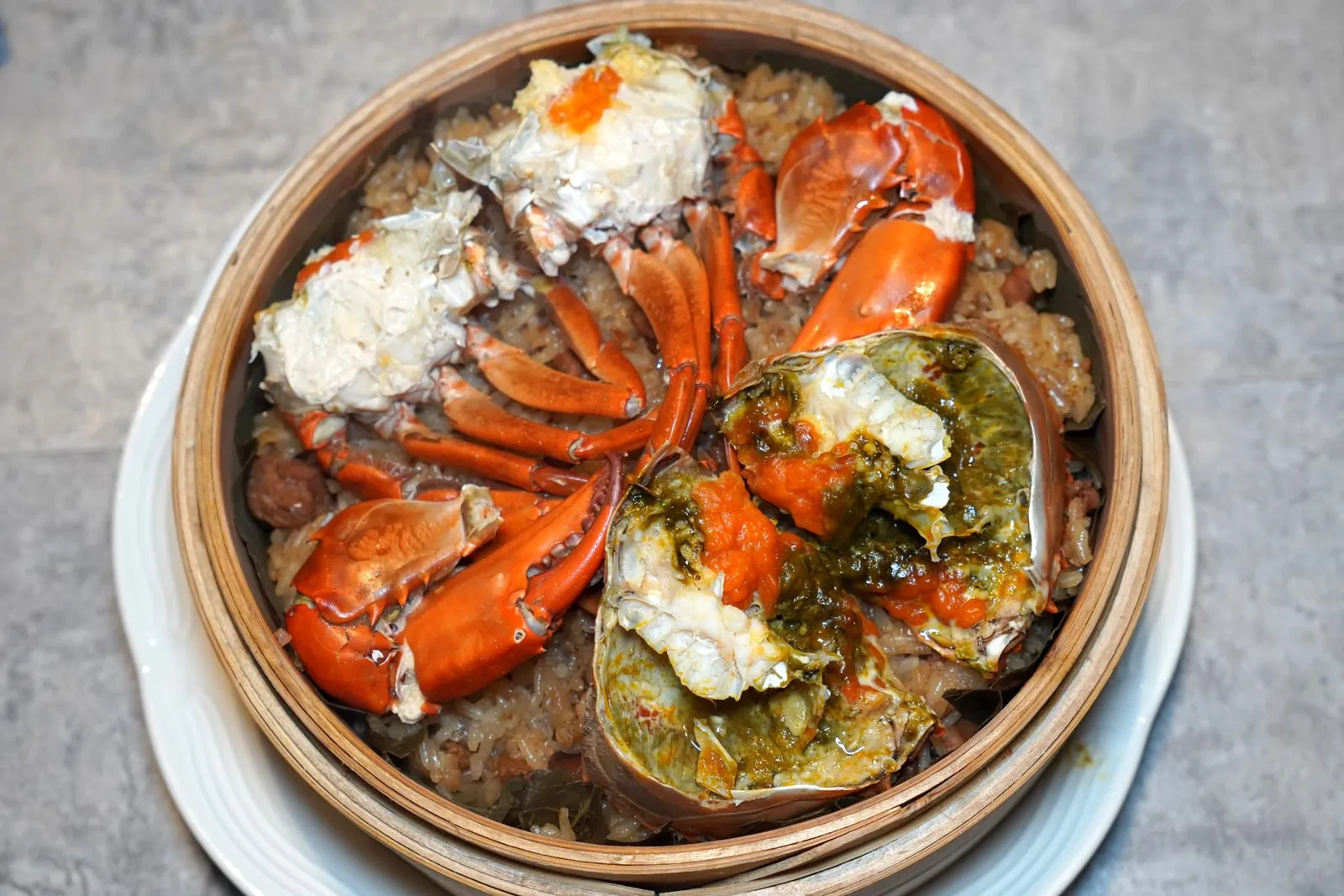 紅蟳米糕 (1,180 NTD+) Steamed Roe Crab on Glutinous Rice ข้าวเหนียวคุณภาพดีนึ่งมาแบบอุ่น ๆ เคี้ยวไม่ยาก ท็อปด้วยเนื้อปูและกระดองปูที่เต็มไปด้วยไข่ปูดูน่าลิ้มลองเป็นที่สุด (15/20)