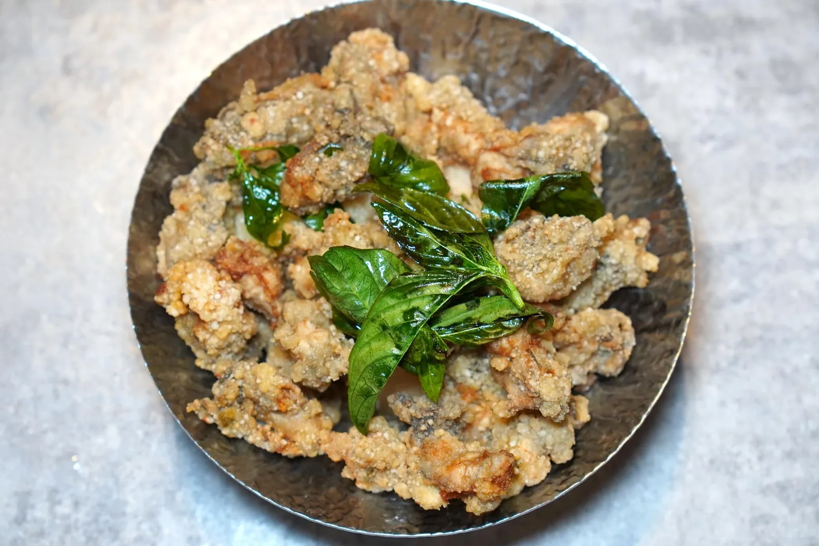 台式炸蛔酥 (380 NTD+) Deep-fried Oysters with Basil เมนูที่หยิบยก Street Food ยอดนิยมมาจัดเสิร์ฟในภัตตาคารสุดหรู หอยนางรมตัวเล็กชุบแป้งทอดจนกรอบนอก นุ่มใน ไร้ซึ่งกลิ่นคาวและกลิ่นดินแต่กลับแทนที่ด้วยความหอมของใบเบซิลได้อย่างพอเหมาะไร้ที่ติ (15/20)