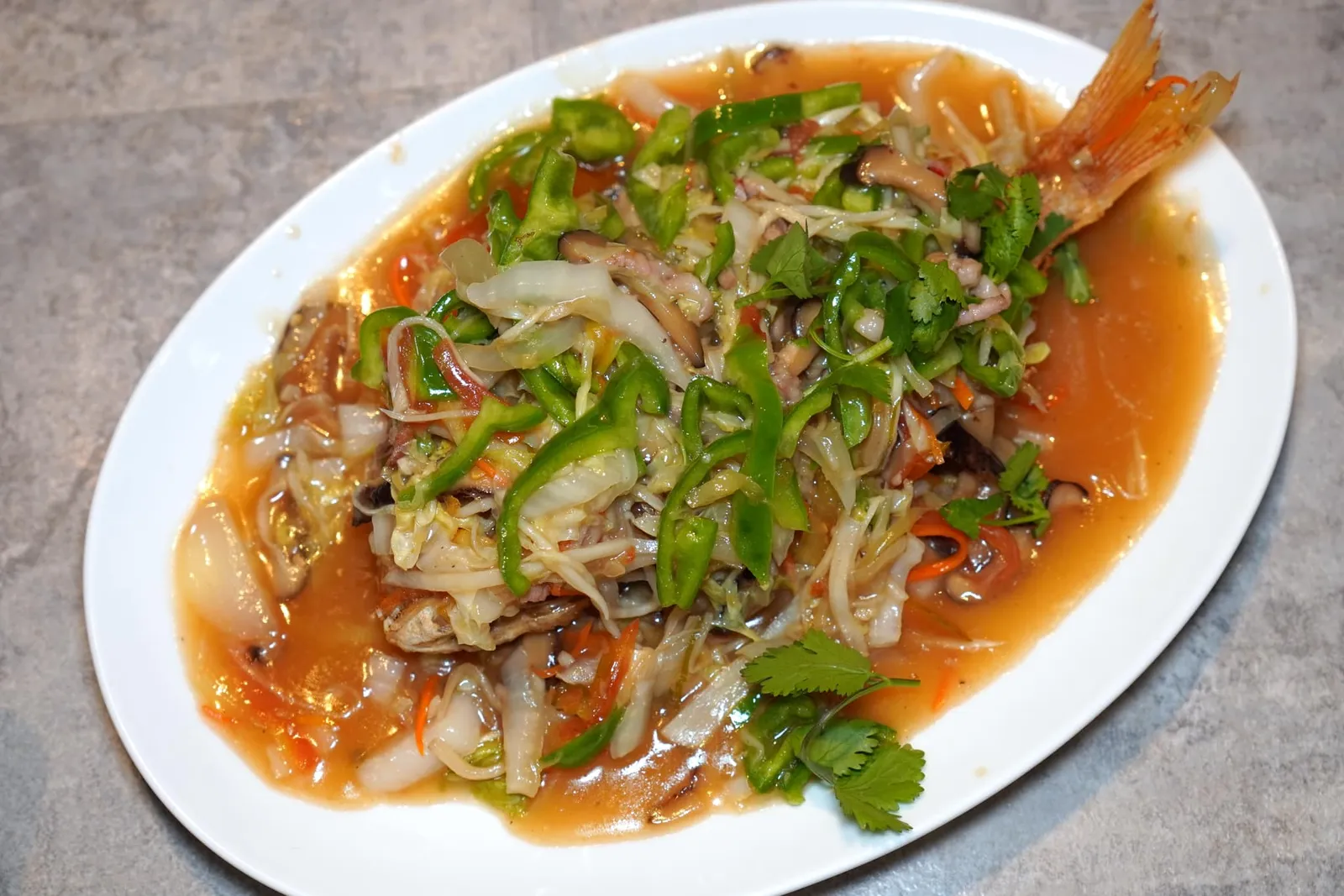 五柳赤鯨 (1,080 NTD+) Fried Sea Bream with Five Julienned Vegetables ปลาทะเลทอดหนังกรอบเสิร์ฟมากับซอสเปรี้ยวหวานที่มีอโรมาขงพริกหวานรวมไปถึงผักอีก 5 ชนิด (14/20)