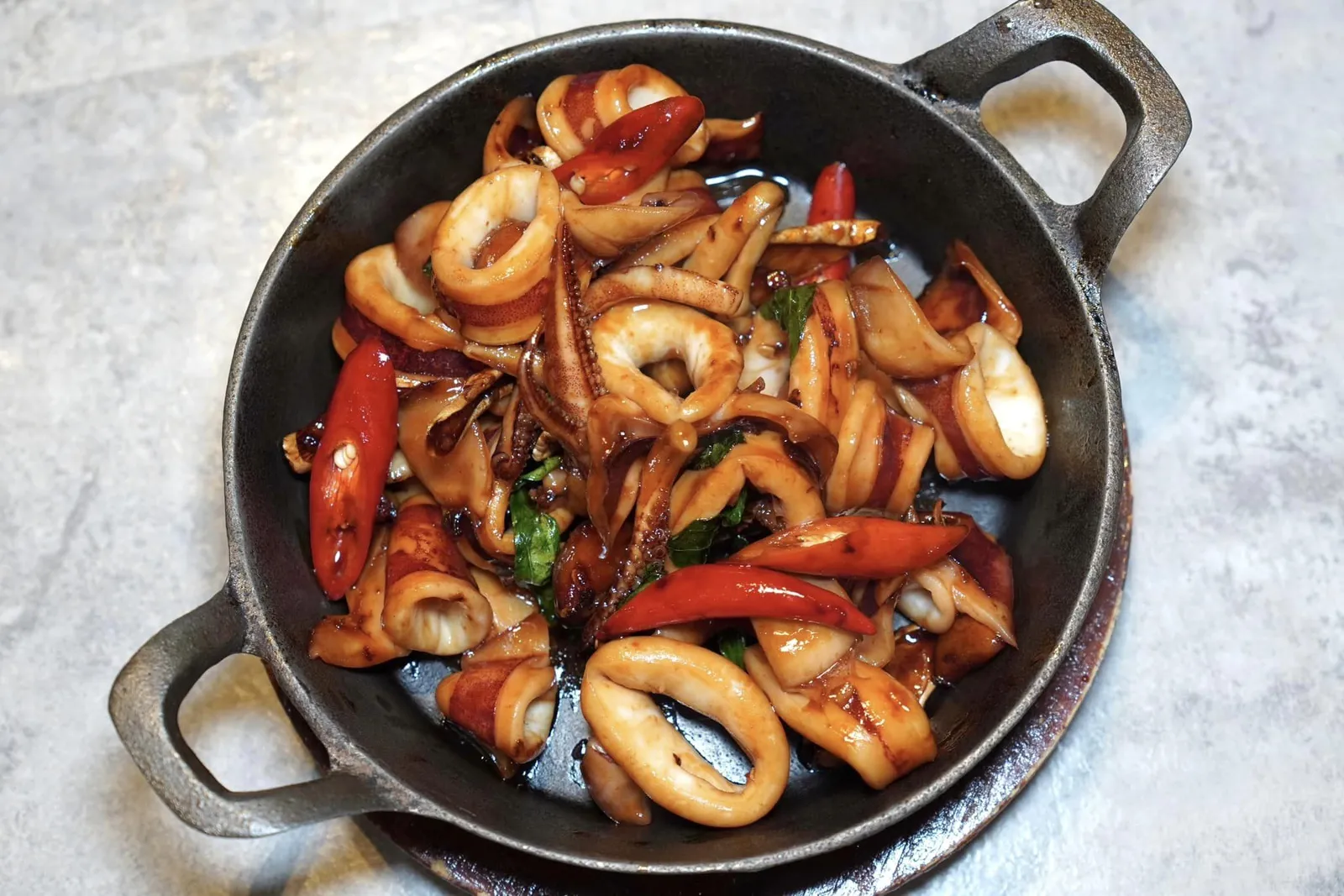 三杯中卷 (520 NTD+) Stir-fried Calamari with Garlic, Basil, Ginger and 3 Cups Sauce ชิ้นหมึกวงสุกพอดีสังเกตได้จากความเคี้ยวหนึบนำไปผัดกับกระเทียม โหระพา ขิง และซอส 3 ชนิดตามสูตรต้นตำรับของห้องอาหาร Shin Yeh นั่นเอง (15/20)