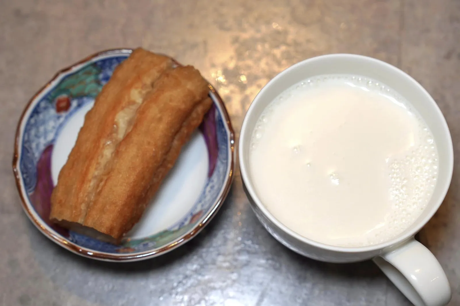 杏仁花生茶 (附油條) (120 NTD+) (位) Almond Peanut Milk with Fried Dough (per person) นมอัลมอนด์ที่มีอโรมาหอม ๆ เฉพาะตัวเสิร์ฟมาคู่กับปาท่องโก๋กรอบ ๆ ไม่อมน้ำมัน (14/20)