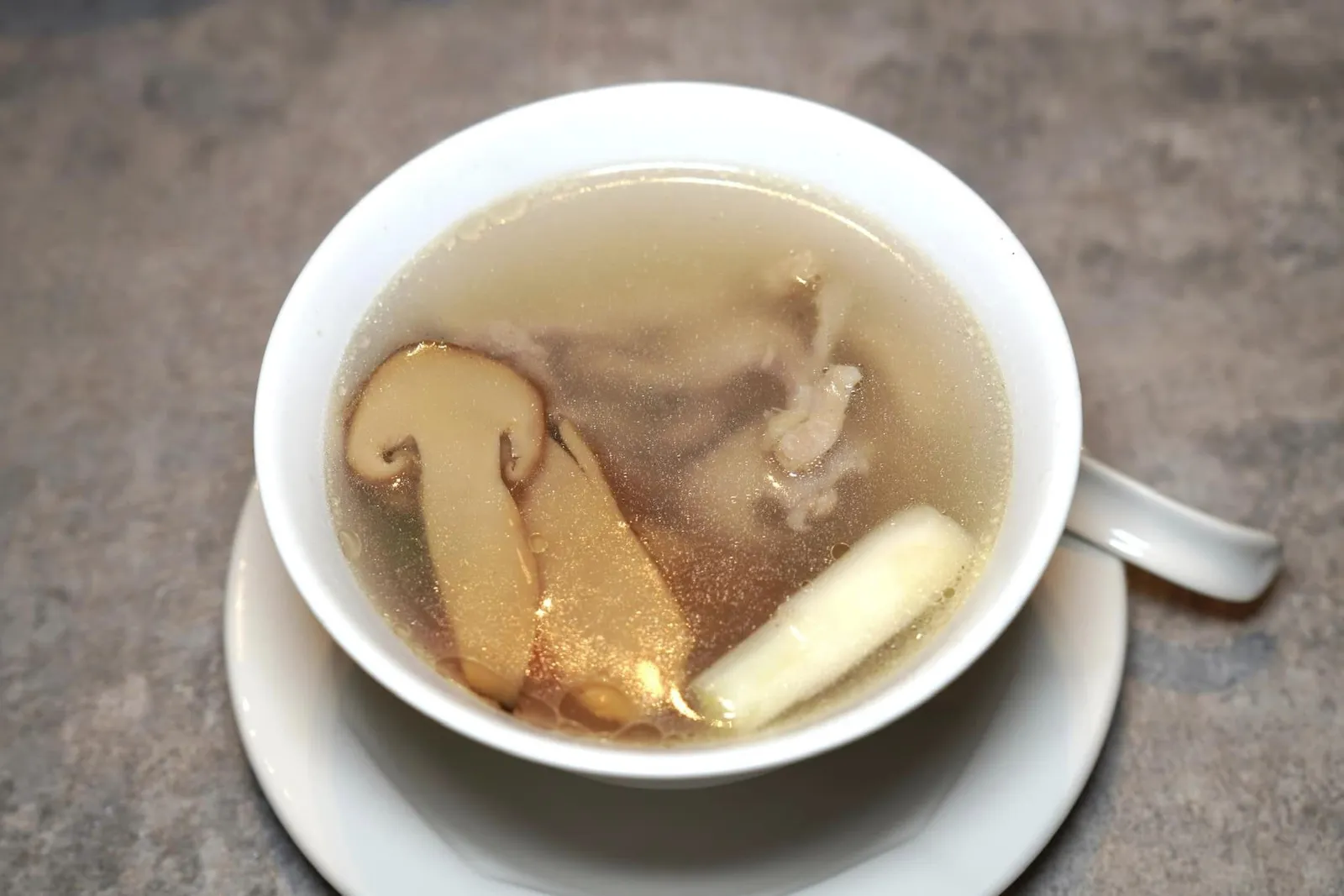 松茸雞片湯 (160 NTD+) (盅) Chicken and Matsutake Mushrooms Clear Soup (per person) ซุปไก่รสชาติกลมกล่อมซดแล้วคล่องคอมีโปรตีนเป็นเนื้อไก่และเห็ดมัตสึทาเกะชั้นดี (14/20)
