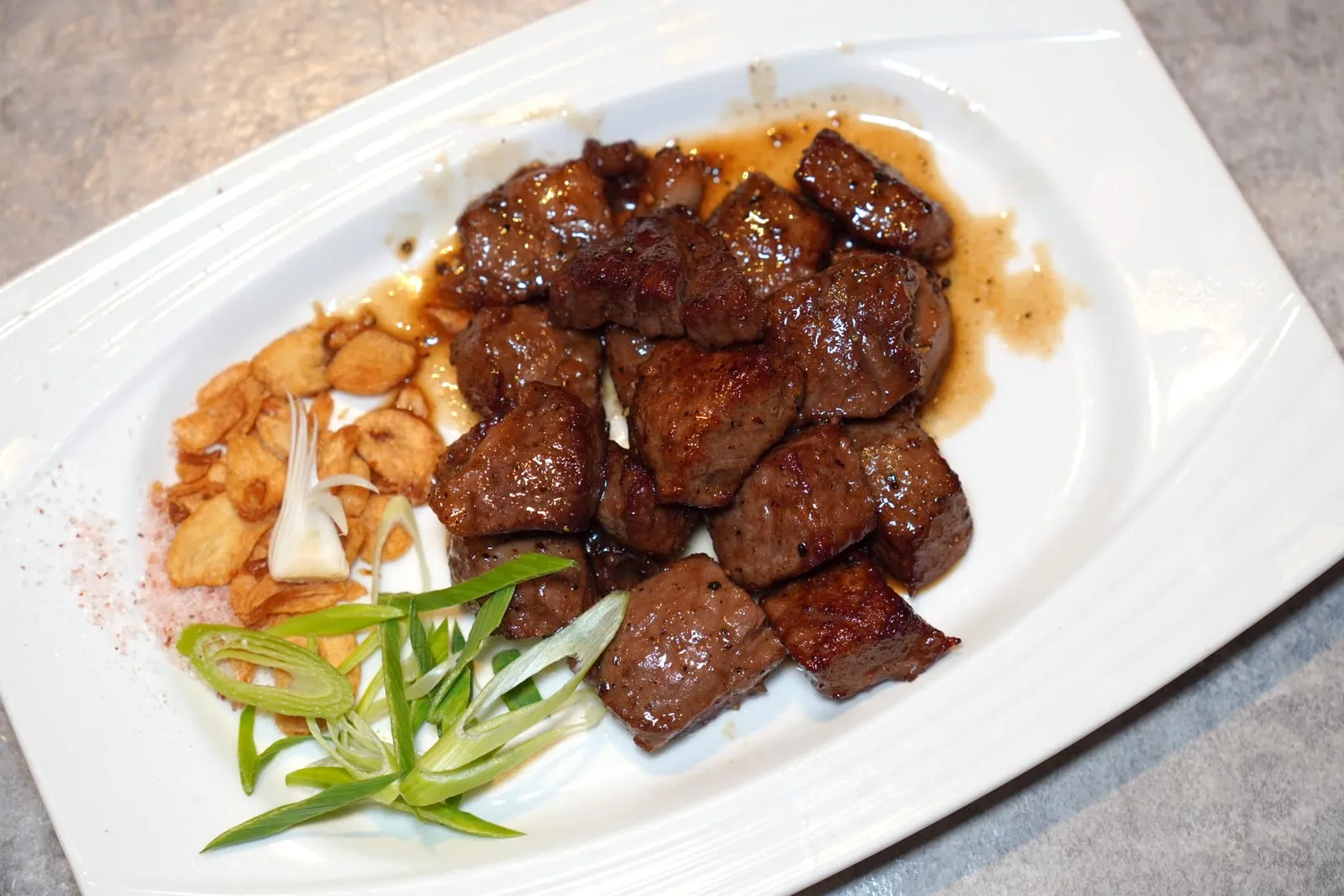 蒜香沙朗 (美國牛) (620 NTD+) Sautéed Beef Sirloin with Garlic (American beef) เนื้อวัวอเมริกันหั่นเต๋าผัดกับซอสด้วยไฟแรงจนเคลือบชิ้นเนื้อ ข้าง ๆ กันคือกระเทียมกรอบและเกลือให้รับประทานคู่กัน (14/20)