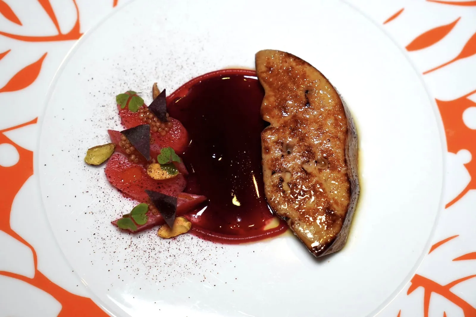 FOIE GRAS Rhubarb Confit | Roasted Pistachio | Pickled Mustard Seeds | Raspberry Gel Roselle Sauce ฟัวกราส์ที่เชฟจี่บนกระทะมาอย่างดีให้ผิวชั้นนอกกรอบเป็นเลเยอร์บาง ๆ ในขณะที่ตรงกลางสู้ฟันและครีมมี่ละมุนลิ้น เชฟจับคู่มากับซอสกระเจี๊ยบรสเปรี้ยว ข้างกันคือรูบาร์บที่กงฟีมาให้ระดับความกรอบที่พอเหมาะผสมผสานไปกับความเปรี้ยวของเจลราสเบอร์รี่ เชฟเพิ่มมิติทางเนื้อสัมผัสด้วยเมล็ดมัสตาร์ดและถั่วพิสตาชิโอ้ รอบคือ ๆ คือผงกระเจี๊ยบช่วยเสริมกลิ่นหอมของจานให้เด่นชัด (14/20)
