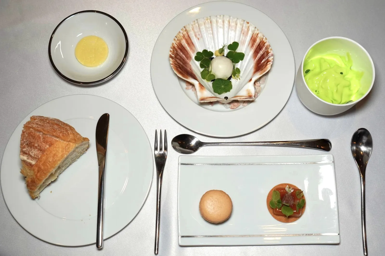 AMUSE BOUCHE Tomato Mousse | Basil | Fermented Tomato | Anchovy Macaron | Foie Gras | Truffle Crab Pearl | Black Pepper Gel | Tom Yum Powder Cucumber Brunoised | Cucumber Granita | Ginger Yogurt Foam เริ่มต้นมื้ออาหารด้วยของว่างเรียกน้ำย่อยเสิร์ฟมาพร้อมกัน 4 อย่าง
