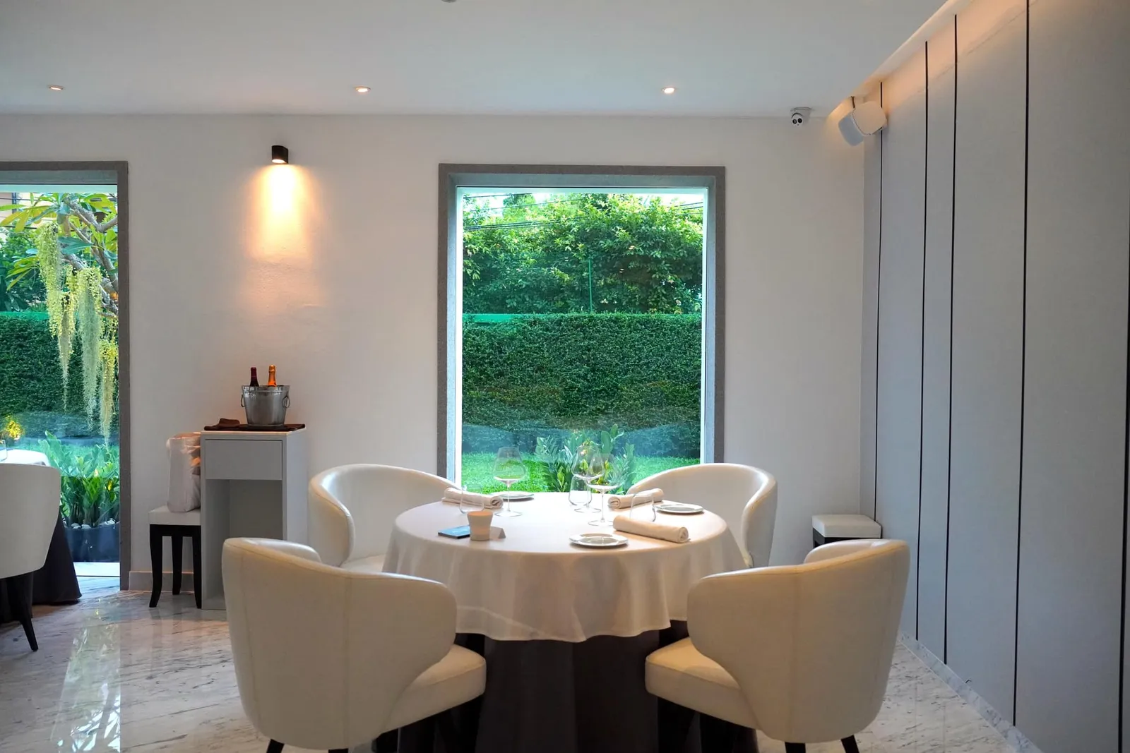 สุดท้ายคือห้องอาหาร Savelberg ที่กรุงเทพซึ่งได้รับรางวัล 🌟 1 MICHELIN Star ตั้งเเต่ปี 2018 ต่อเนื่องมาจนถึงปัจจุบัน นอกจากนี้เชฟ Henk ยังเป็นผู้ร่วมก่อตั้ง Les Patrons Cuisiniers ในปี 1991 โดยมีเป้าหมายเพื่อยกระดับวงการอาหารชั้นสูงของประเทศเนเธอร์แลนด์และสานความสัมพันธ์เชฟชาวดัตช์ให้แน่นแฟ้นมากยิ่งขึ้น