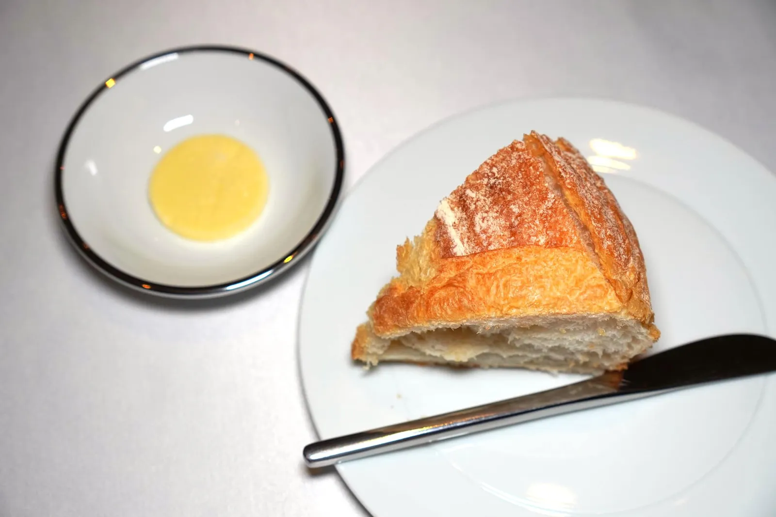 SOURDOUGH ปิดท้ายด้วยขนมปัง Sourdough สูตรพิเศษของเชฟที่มีทั้งความกรอบของนุ่มในจับคู่มากับเนยเค็มชั้นดี