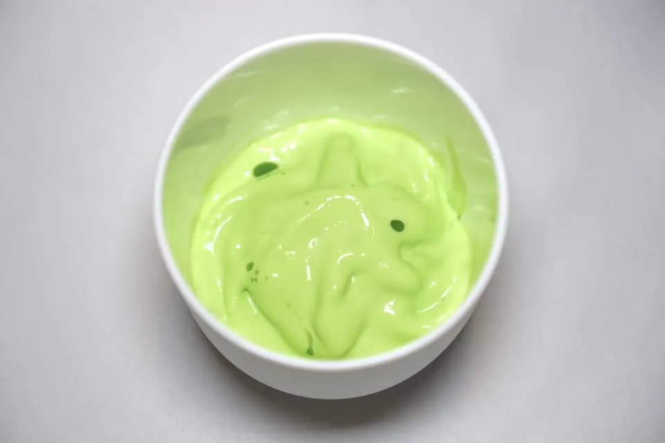 AMUSE BOUCHE Cucumber Brunoised | Cucumber Granita | Ginger Yogurt Foam อย่างสุดท้ายคือ Cucumber Brunoise หรือแตงกวาที่บรูนัวส์มาเป็นชิ้นเล็ก ๆ ให้ความกรอบ เคี้ยวง่าย เชฟเสิร์ฟมาคู่กับกรานิต้าแตงกวาเย็น ๆ ช่วยเรียกความสดชื่น ด้านบนเป็นโฟมที่มีส่วนผสมของขิงและโยเกิร์ตรวมไปถึงองค์ประกอบของ Parsley Oil ช่วยเบรคกลิ่นเฉพาะตัวของแตงกวาไม่ให้แสดงออกมาโดดเด่นจนเกินไป อย่าลืมตักให้ครบทุกองค์ประกอบเพื่อความครบถ้วนของกลิ่นและรสชาติ (15/20)