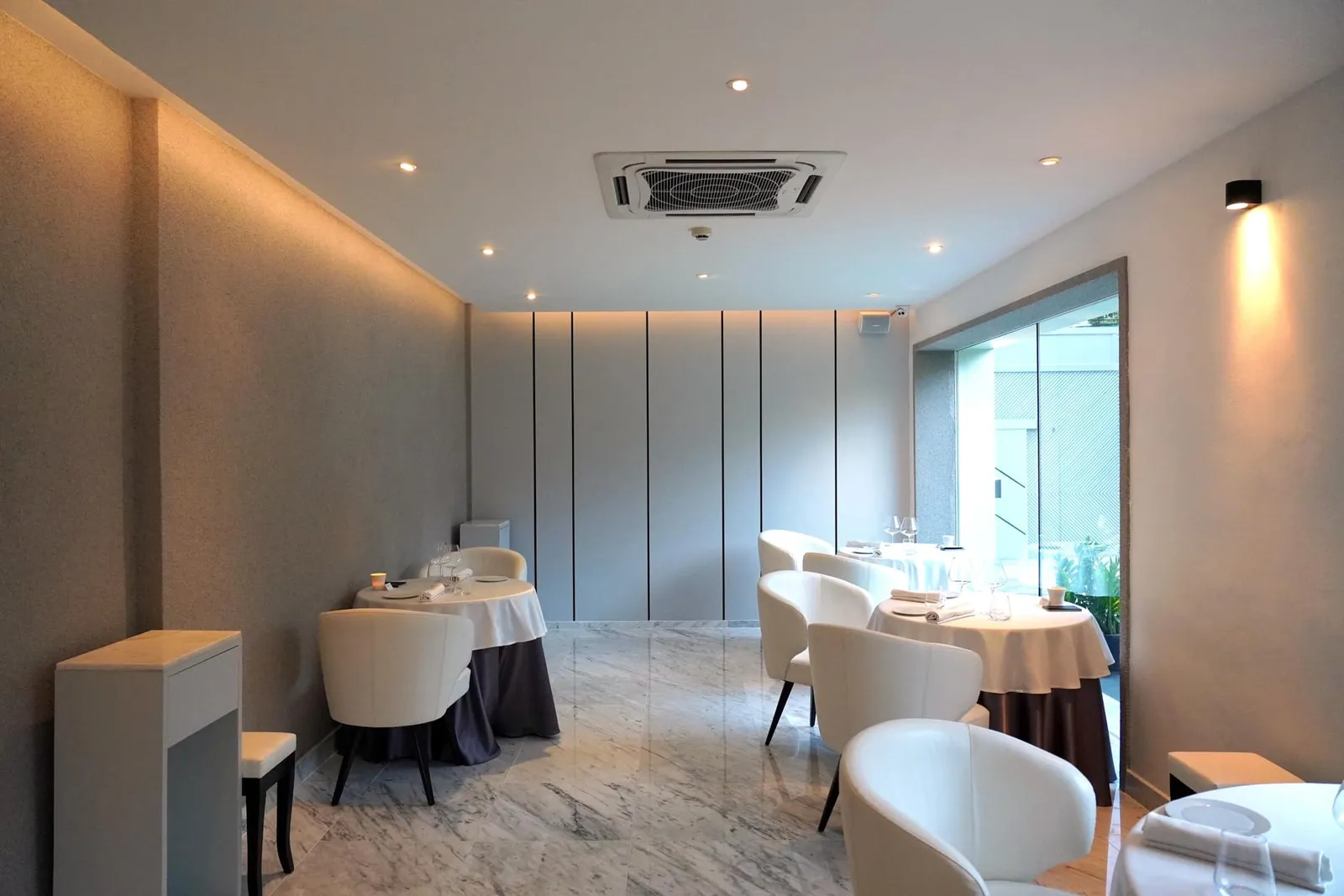 สำหรับใครที่มากันเป็นกลุ่มใหญ่ทางร้านได้จัดเตรียมห้องส่วนตัวไว้ให้บริการบนชั้นสองอีกด้วย