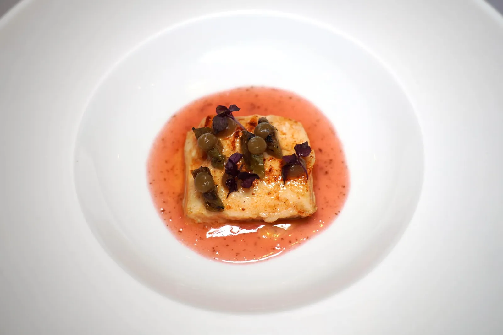WILD NORTH SEA TURBOT Eggplant Mousse | Miso | Shiso Beurre Blanc ปลาเทอร์บอทจากทะเลเหนือเป็นหนึ่งในเมนูเด็ดประจำตัวของเชฟ Henk โดยชิ้นปลาสุกกำลังดีให้เนื้อสัมผัสที่สู้ฟันเล็กน้อยแต่ไร้ซึ่งความกระด้าง ด้านบนคือชิ้นมะเขือและมูสมะเขือช่วยเสริมอโรมาหอม ๆ ให้กับจาน รอบ ๆ คือซอสชิโสะเบลอบล็องให้รสชาติออกเปรี้ยวกลมกล่อม (15/20)