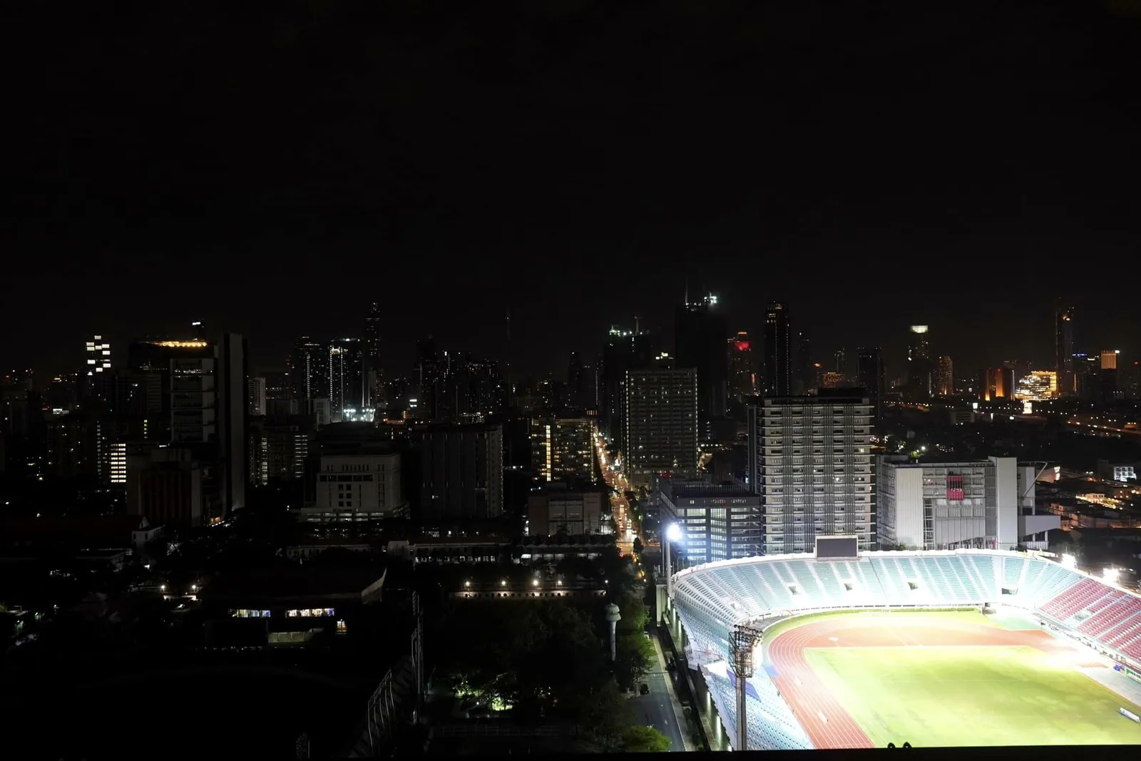 เราขอแนะนำให้รีบมาตั้งแต่เวลาร้านเปิดเพื่อสัมผัสบรรยากาศที่แตกต่างกันออกไปตามช่วงเวลาตั้งแต่ช่วงพลบค่ำไปจนถึงช่วงกลางคืน