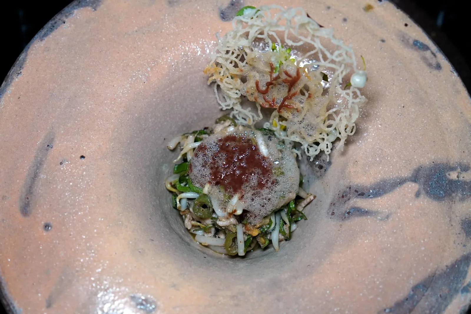 Boat Noodle Hand-Cut Pork Noodle | Bloody Chocolate Emulsion | Basil | Anise | Vermicelli Crisp ก๋วยเตี๋ยวเรืออยุธยาเส้นหมู ช็อกโกแลต น้ำส้มพริกกะเหรี่ยง ยังมีองค์ประกอบของหมี่กรอบทอดช่วยเติมแต่งความกรอบให้มีมิติเมื่อเคี้ยวเทียบกันกับผักและหมูเส้น สุดท้ายคืออวค์ประกอบของซอสช็อกโกแลตที่รับหน้าเพิ่มความเข้มข้นแทนที่เลือดหมูได้อย่างไร้ที่ติ (16/20)