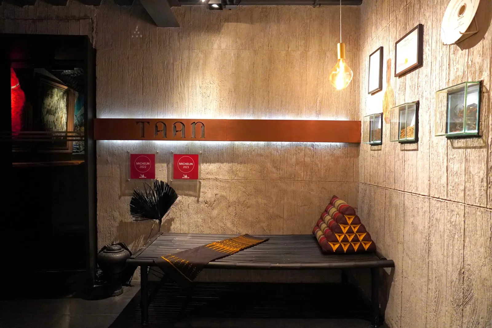 สำหรับเมนู ”ธานอยุธยา“ นี้ทางร้านได้นำแคร่ไม้และหมอนอิงมาวางประดับไว้ตรงทางเข้า ถัดเข้าไปเป็นพื้นที่บาร์สำหรับชงเครื่องดื่ม