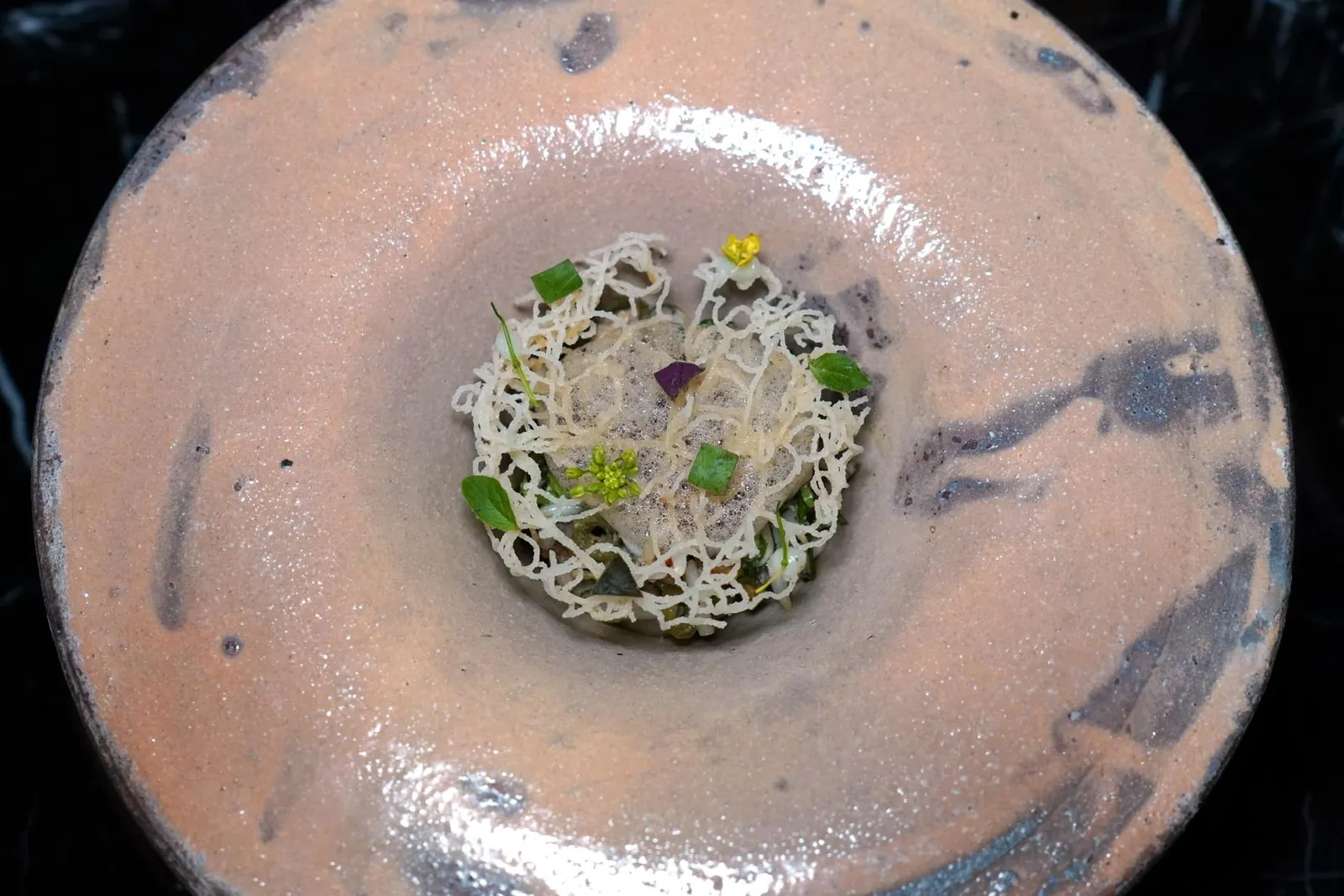 Boat Noodle Hand-Cut Pork Noodle | Bloody Chocolate Emulsion | Basil | Anise | Vermicelli Crisp ก๋วยเตี๋ยวเรืออยุธยาเส้นหมู ช็อกโกแลต น้ำส้มพริกกะเหรี่ยง สุดยอดเมนูที่ดีที่สุดในวันนี้คือ ”ก๋วยเตี๋ยวเรือ“ ในรูปแบบของตัวเชฟเอง เชฟตั้งใจพูดถึงวิถีชีวิตและการปรับตัวของคนไทยสมัยก่อนโดยการนำหมูเส้นมาทำเป็นเส้นก๋วยเตี๋ยวแทนแป้งข้าวเจ้าแบบปกติ ด้านล่างเป็นผักต่าง ๆ ขนาดพอดีคำปรุงรสชาติด้วยโฟมน้ำส้มพริกดองให้ความเผ็ดเปรี้ยว (16/20)