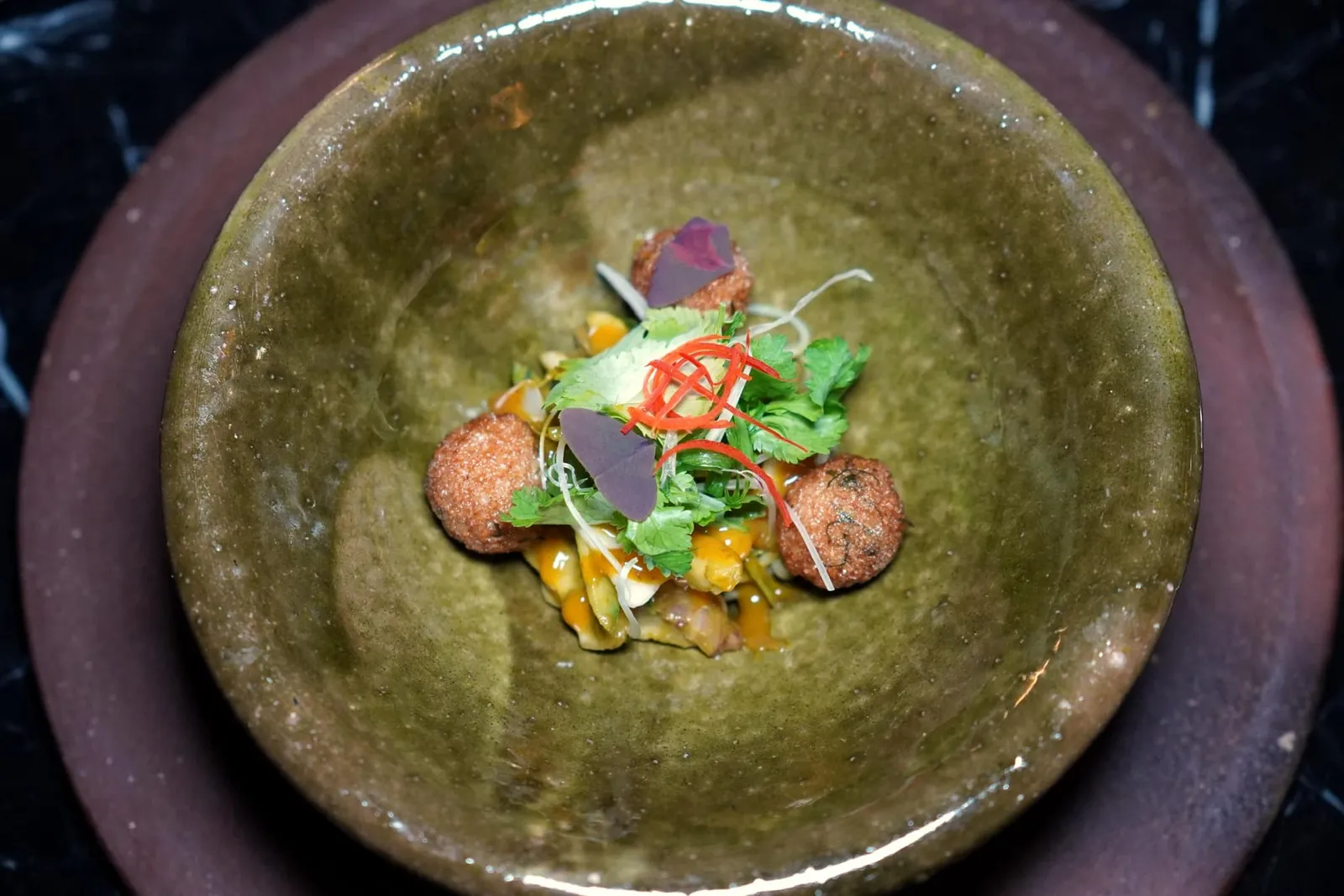 Kanom Jeen Burmese-Influenced Vermicelli | Clown Knife Fish Ball | Yolks ขนมจีน ชาหมัก ไข่เป็ดขมิ้น ปลาร้าปลาเห็ด ”ขนมจีน“ แต่เดิมเป็นเมนูที่มีต้นกำเนิดมาจากชาวมอญและพม่าทำให้มีรสชาติอันหลากหลายที่แยกออกจากกันชัดเจน เชฟเสิร์ฟขนมจีนชาหมักนุ่ม ๆ มาคู่กันกับซอสไข่เป็ดปรุงแต่งกลิ่นและรสชาติด้วยผงกะหรี่และขมิ้น รอบ ๆ คือองค์ประกอบของลูกชิ้นปลากรายที่เชฟทำเอง (15/20)
