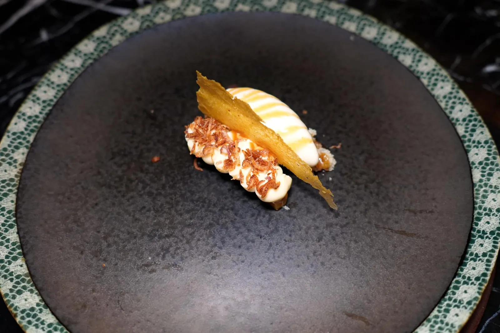 Moh Gang Marie Guimar Caramelised Pumpkin Egg Custard | Kaffir Lime Ice Cream | Shredded Prawns ฟักทองอบคาราเมล ครีมหม้อแกง ไอศกรีมมะกรูดเลมอน กระฉีกกุ้ง ปิดท้ายด้วยของหวานอย่าง ”ขนมหม้อแกง“ ประกอบไปด้วยฟักทองเชื่อมท็อปด้วยมูสหม้อแกง ยังมีองค์ประกอบของหอมเจียวและแผ่นกระเบื้องฟักทอง ฝั่งขวามือคือไอศกรีมมะกรูดและผงสามเกลอนั่นเอง (13/20)