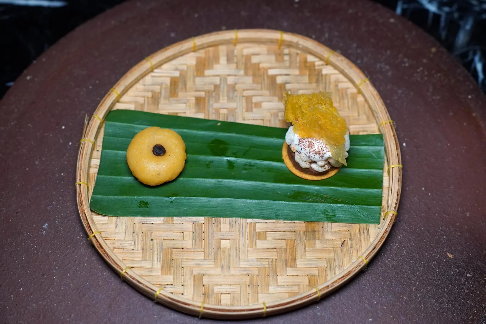 Mignardise ปิดท้ายด้วยขนมช็อกโกแลตทาร์ตที่ใช้ช็อกโกและจากจังหวัดระนองท็อปด้วยครีม แผ่นแป้งฟักทอง และผงขิง อีกฝั่งหนึ่งคือขนมเสน่ห์จันทน์ที่เตรียมมาจากแป้งและไข่เป็ดนั่นเอง