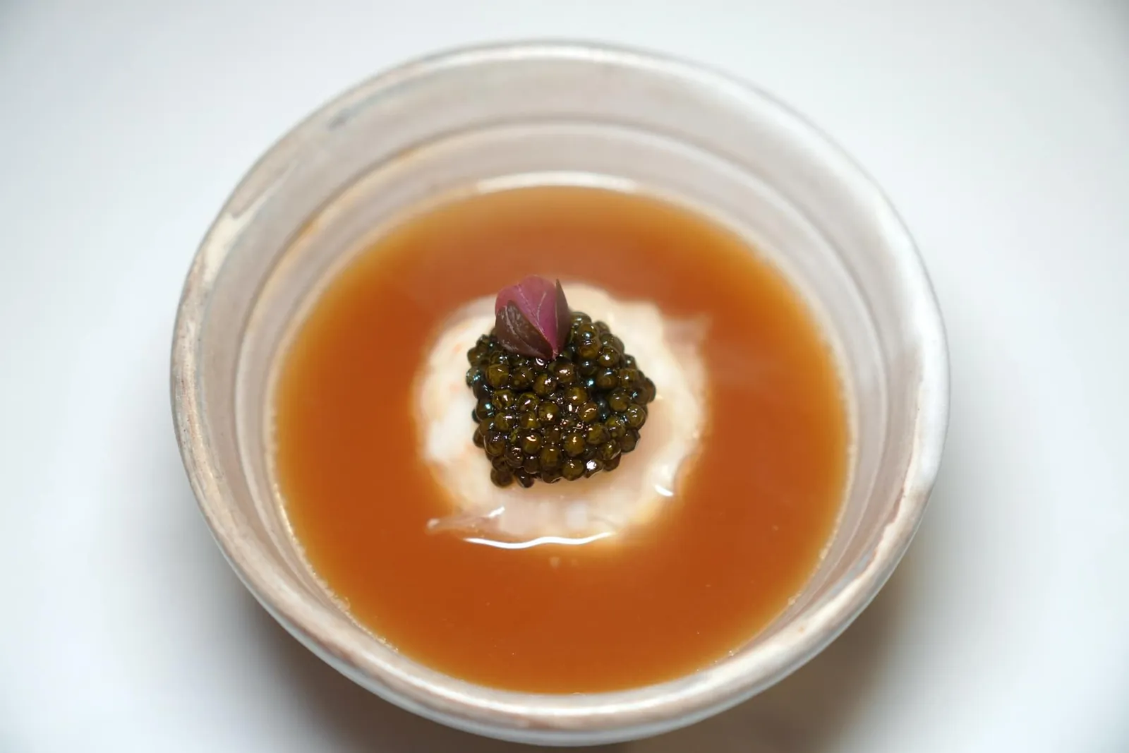 TAPI RIVER PRAWN Egg Tofu | Hua Hin Caviar | Sam Kler Soup องค์ประกอบด้านบนคือคาเวียร์จากอำเภอหัวหิน ด้านล่างรองด้วยไข่ตุ๋นที่เตรียมมาจากเต้าหู้ไข่จับคู่กับซุปน้ำมะพร้าวหอมสดที่เข้ากันดีกับไข่ตุ๋นมาก ๆ (15/20)