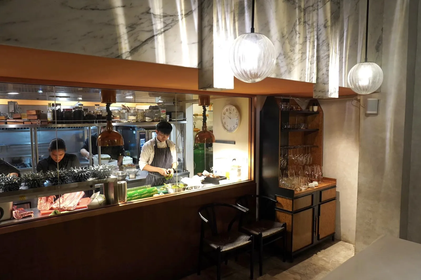 พื้นที่ชั้นล่างมีลักษณะเป็นโต๊ะยาวพร้อมกับเพดานสูงโปร่งสำหรับรองรับลูกค้าที่มากันเป็นกลุ่มใหญ่