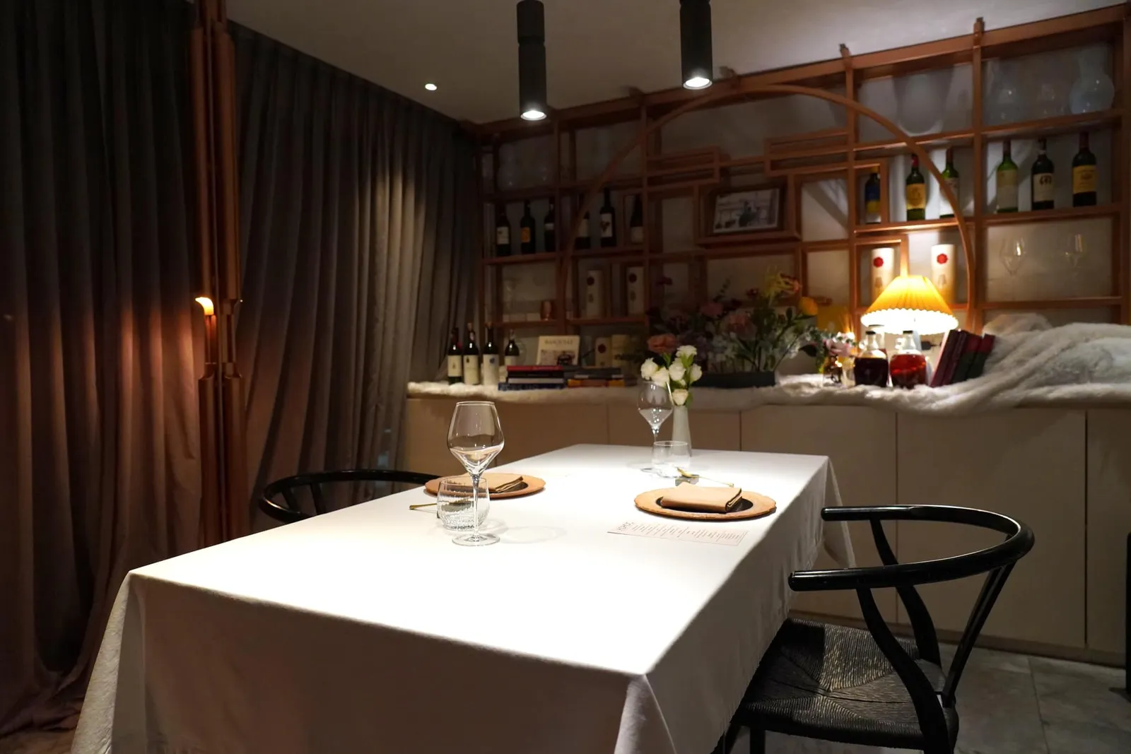 🎗 ADHOC เป็นห้องอาหารสไตล์ Private Dining ที่ตั้งอยู่ในซอยสุขุมวิท 39 ลูกค้าที่เดินทางมาด้วยรถยนต์ส่วนตัวสามารถนำรถไปจอดได้ที่อาคาร Biohouse และนำบัตรมาแสตมป์ที่ร้านฟรี