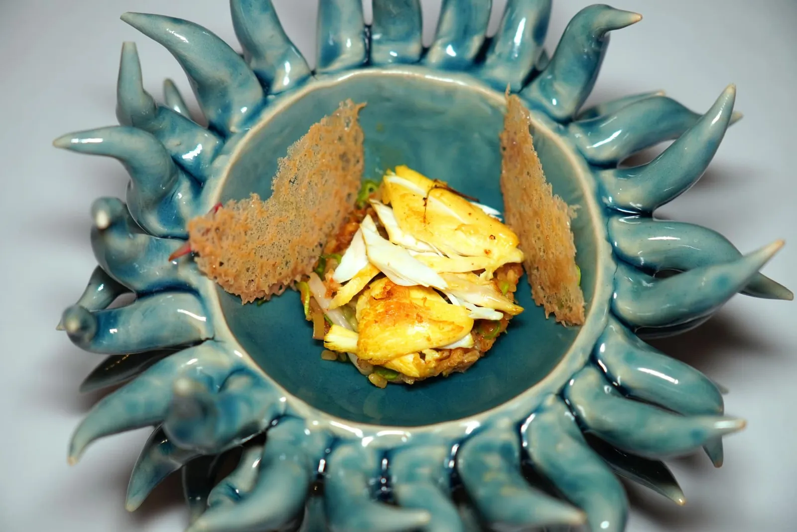 BLUE CRAB Thai Mackerel | Herbs | Curry Paste Rice | Southern Bu-Do Sauce สุดท้ายคือองค์ประกอบของหนังไก่กรอบให้รสชาติและกลิ่นหอมเฉพาะตัว (14/20)